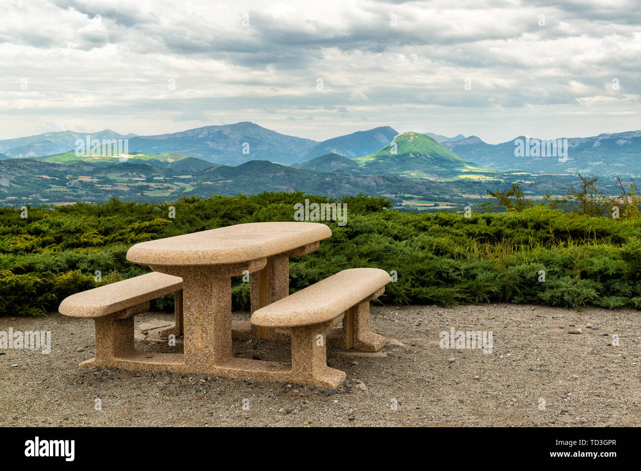 Luogo di riposo con tavolo e panche e vista sulle montagne e la vallata in Provenza Foto Stock