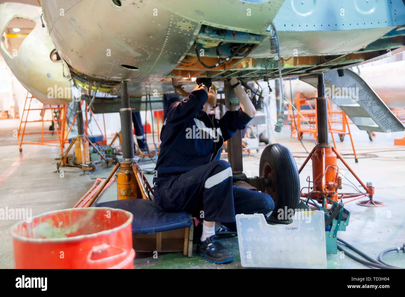 Tyumen, Russia - 5 Giugno 2019: riparazione degli aeromobili UTair elicottero impianto di ingegneria. Elicottero Mi-8 durante maintencance e riparazione presso il servizio hanga Foto Stock