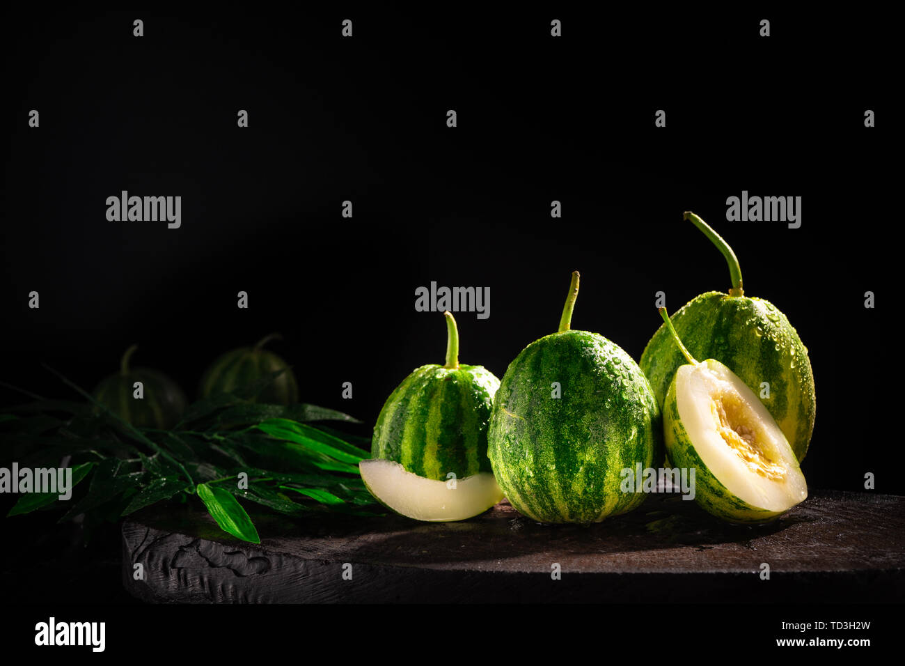 Zucchero alto, pelle verde, sottile-scuoiate di melone. Foto Stock