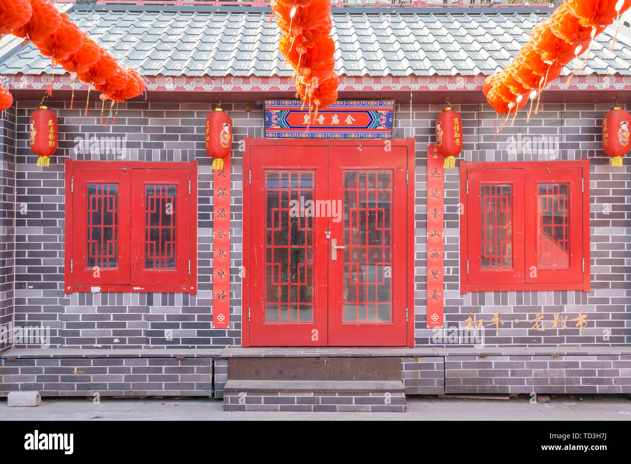 Edifici antichi e lanterne rosse presso il Tempio Imperiale Fair di Shenyang, Cina Foto Stock