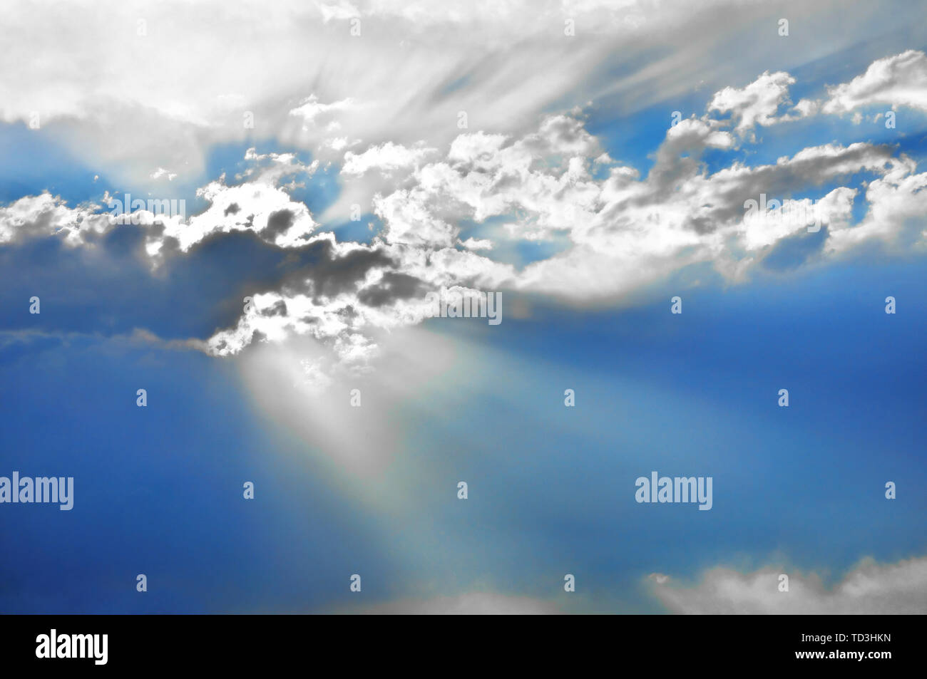 Bellissimo cielo con raggi di sole nascosto dietro un cumulus cloud Foto Stock