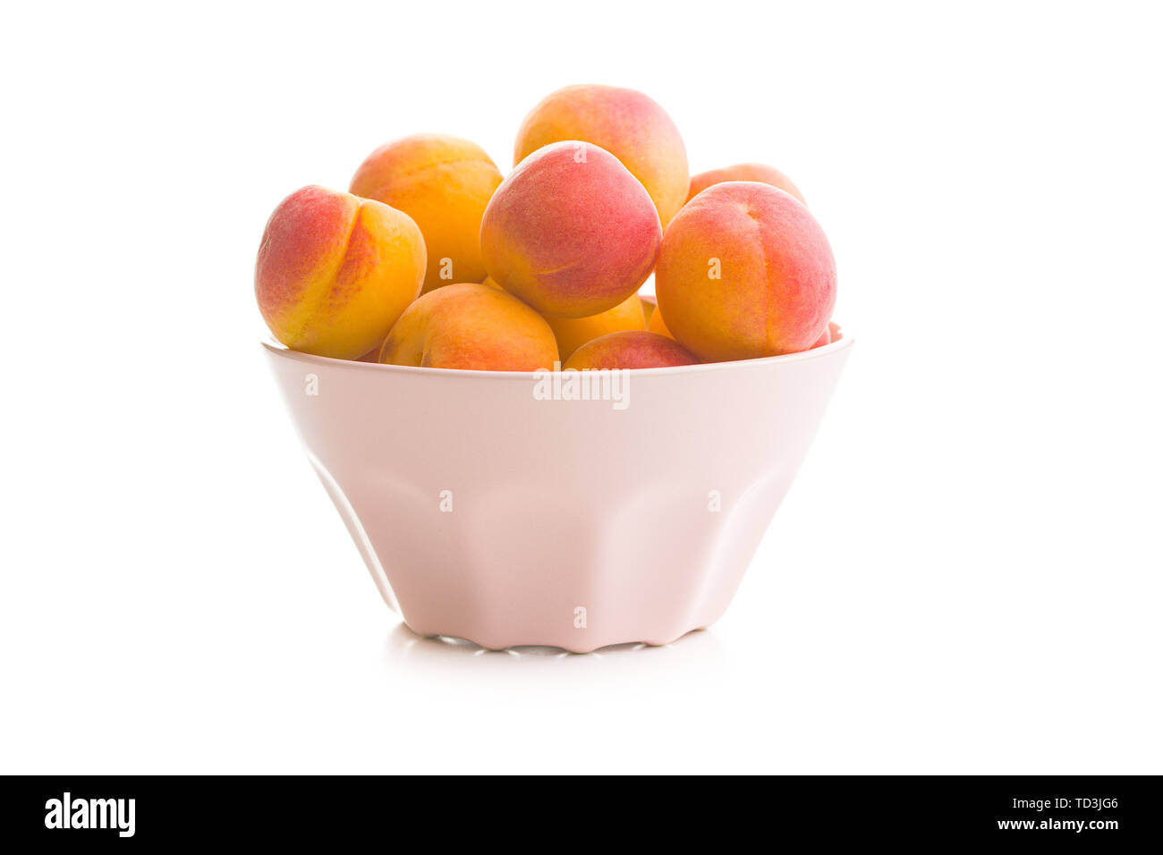 Dolce frutta albicocca nel recipiente isolato su sfondo bianco. Foto Stock