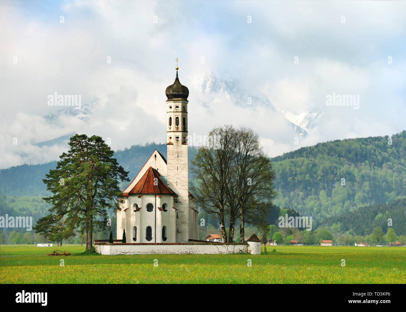 Chiesetta di campagna con Alpi sullo sfondo di prima mattina Foto Stock