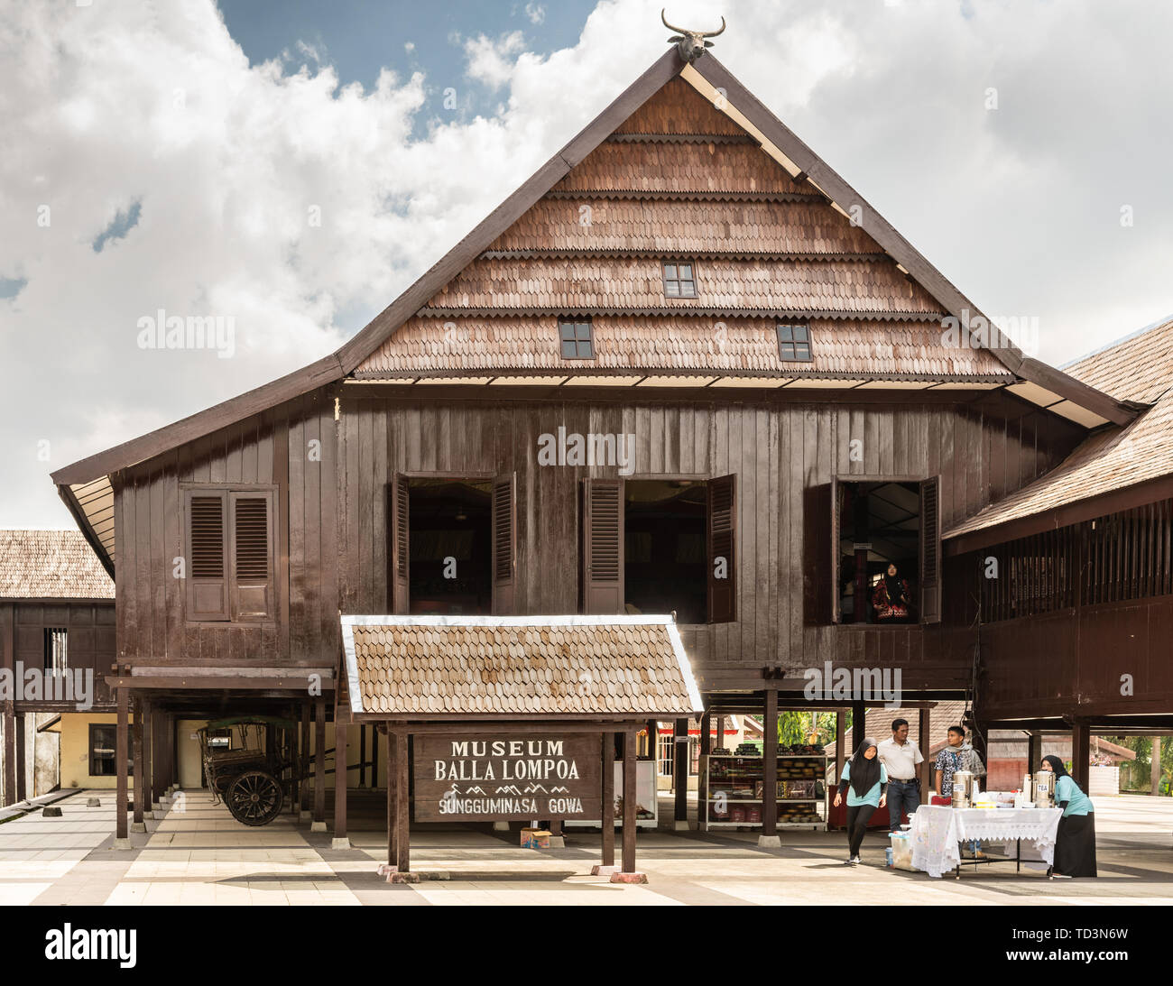 Makassar, Sulawesi, Indonesia - 28 Febbraio 2019: di legno marrone scuro e  la costruzione del museo è Balla Lompoa, ex palazzo del Regno Gowa. Le  persone offrono Foto stock - Alamy