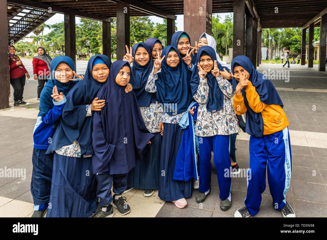 Makassar, Sulawesi, Indonesia - 28 Febbraio 2019: primo piano del gruppo giovani scuola Muslima ragazze, tutti coperti in blu. Alcuni abito, altri pantaloni. Capo al Foto Stock