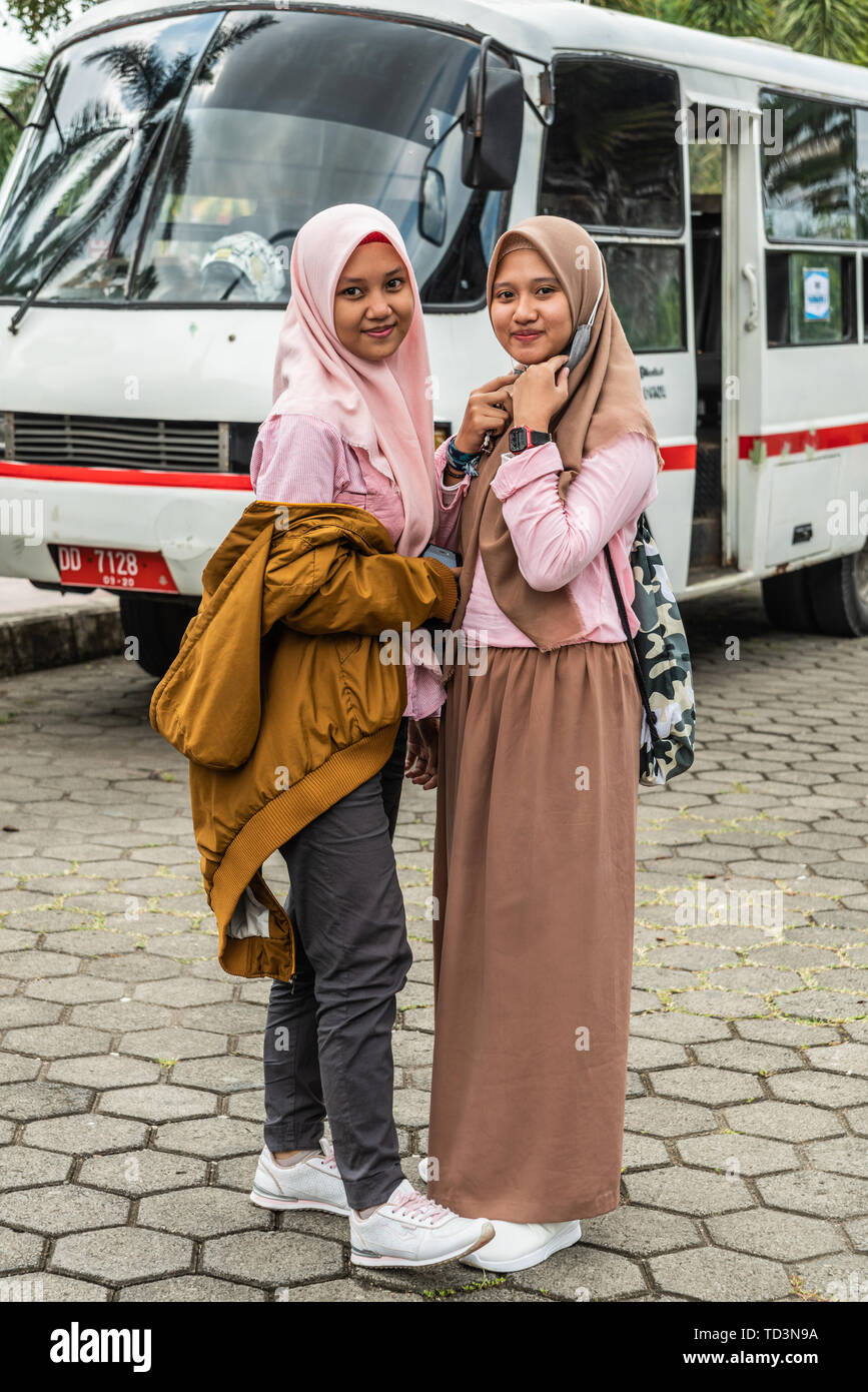 Makassar, Sulawesi, Indonesia - 28 Febbraio 2019: Closeup ritratto di due giovani ragazze Muslima, entrambi testa coperta con Khimar o Hijab solo mostrando la fa Foto Stock