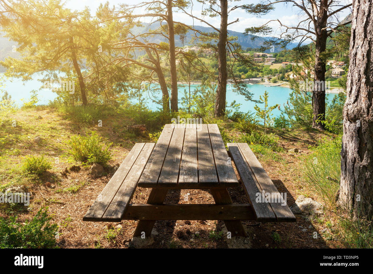 Luogo di riposo, tavolo e panche nei pressi di un bellissimo lago in Francia Foto Stock