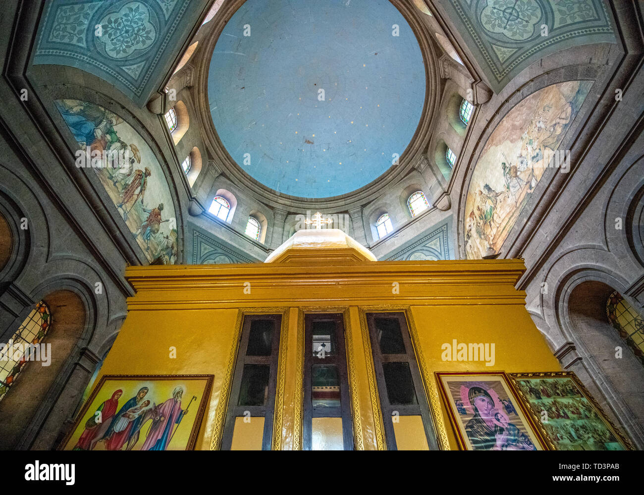 Murales dipinti coprono il soffitto della Chiesa di Beata Maryam, luogo di riposo di Menelik II e di sua moglie e figlia. Addis abeba, Etiopia. Foto Stock