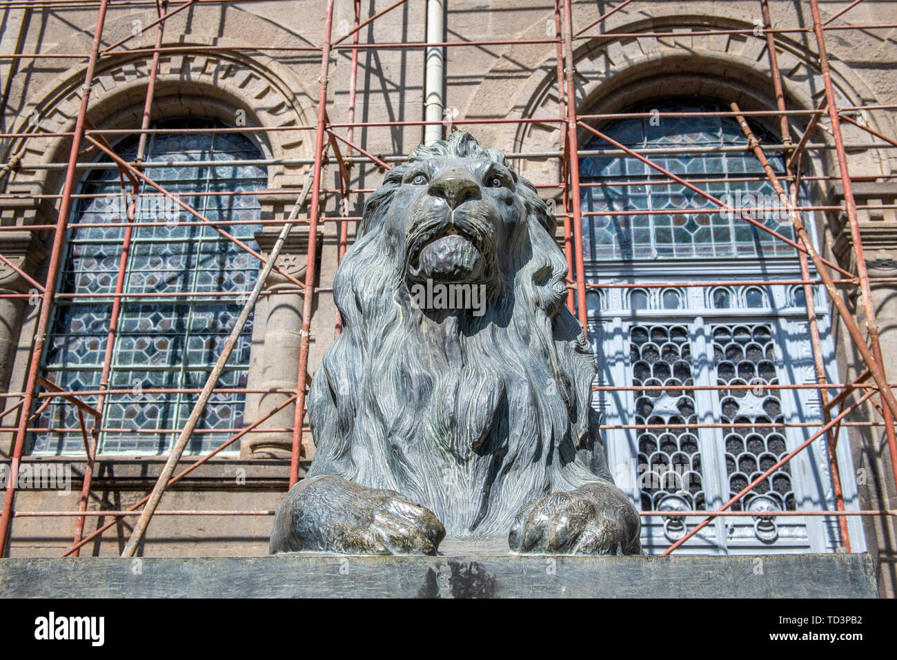 Un leone di bronzo al di fuori della Beata Maryam Chiesa, Etiopia ad Addis Abeba. Foto Stock