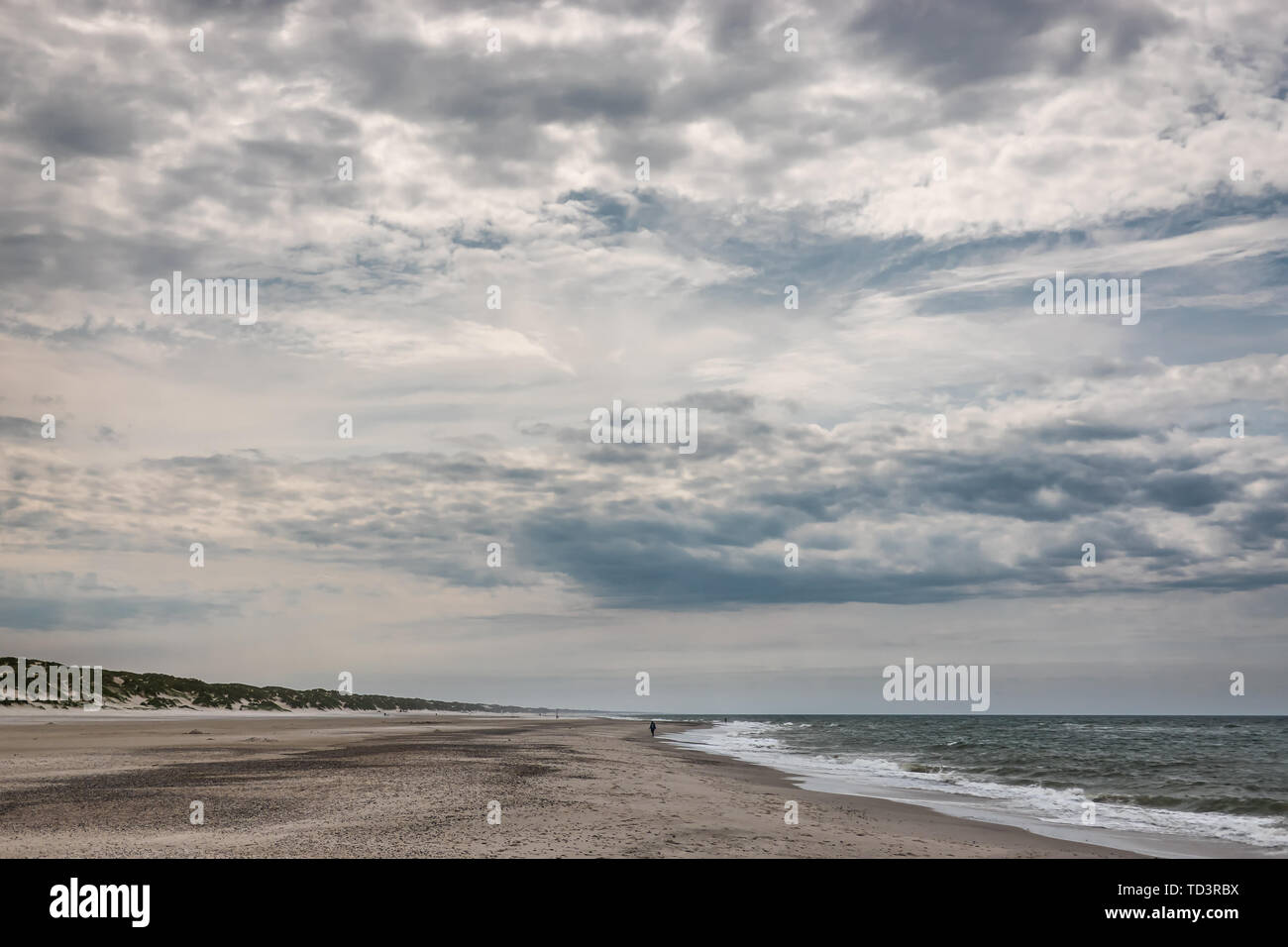 Henne spiaggia presso il danese costa del Mare del Nord in un giorno nuvoloso Foto Stock