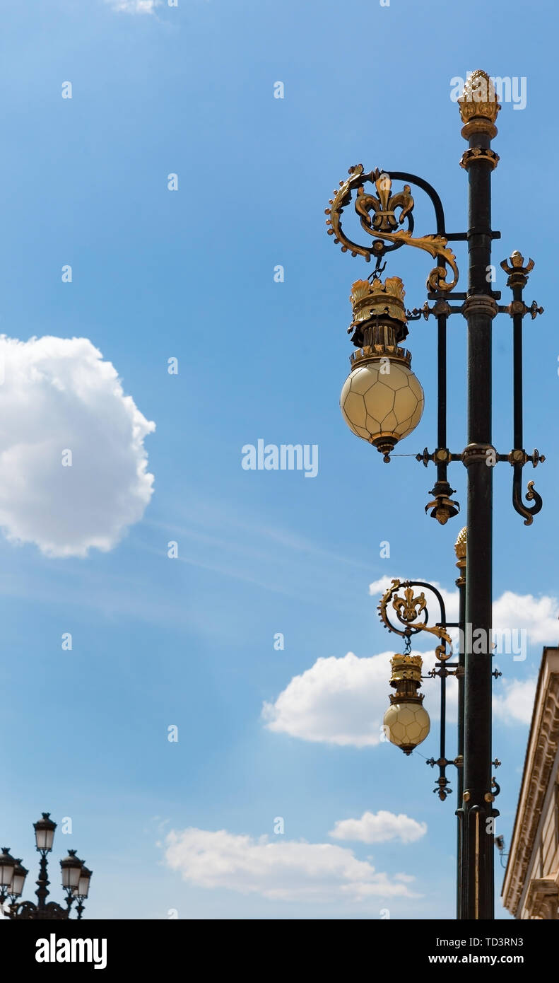 Il pilastro con una lanterna rotonda contro il cielo Foto Stock