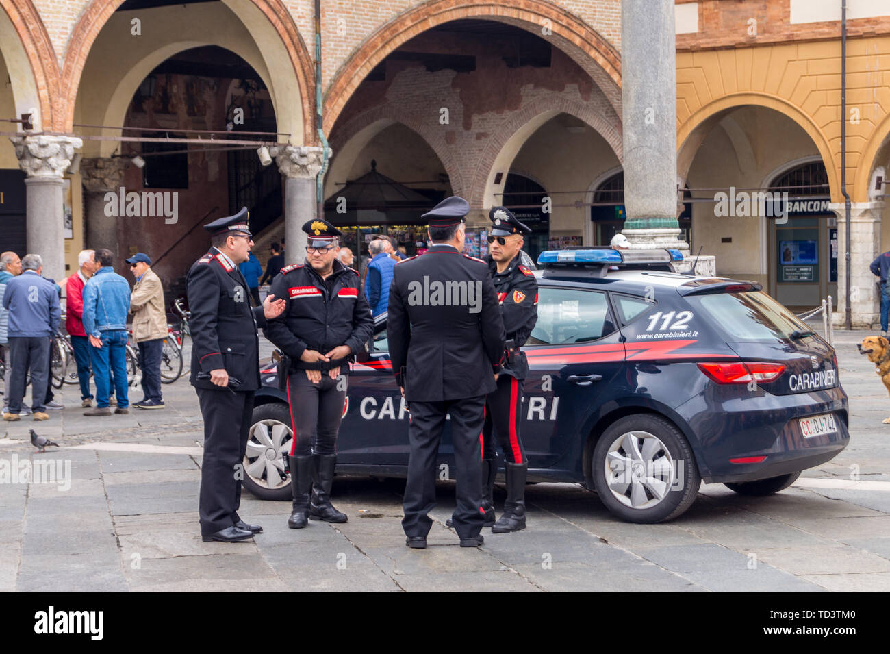 Una pattuglia di Carabinieri, gendarmeria nazionale di polizia militare, con la Seat Leon Tdi 2.0 auto, Piazza del Popolo, Ravenna, Emilia Romagna, Italia Foto Stock