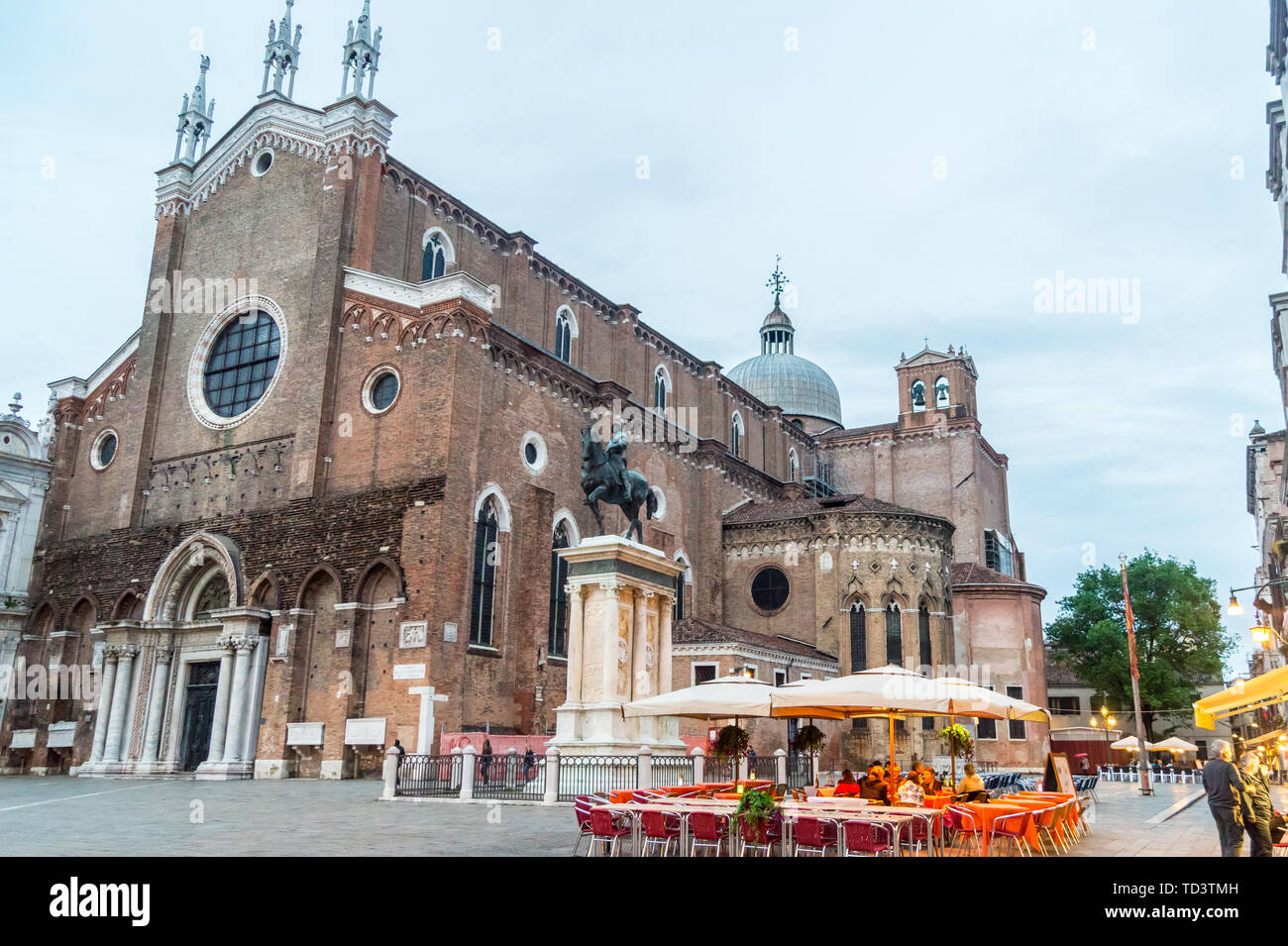 Basilica dei santi. Giovanni e Paolo e la statua equestre di Bartolomeo Colleoni, Campo San Giovanni e Paolo, San Zanipolo, al tramonto, Venezia Veneto Italia Foto Stock