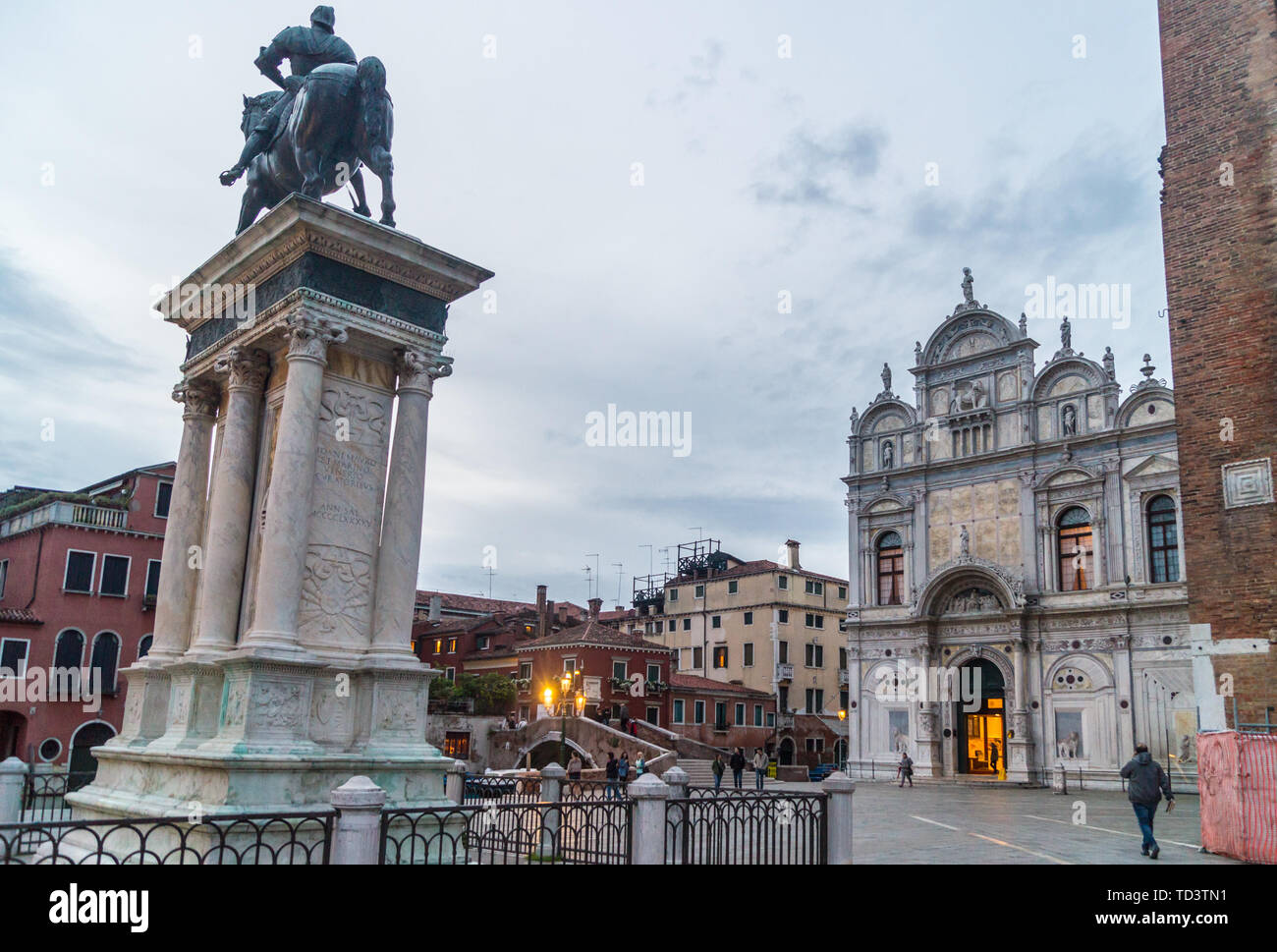 Basilica dei santi. Giovanni e Paolo e la statua equestre di Bartolomeo Colleoni, Campo San Giovanni e Paolo, San Zanipolo, al tramonto, Venezia Veneto Italia Foto Stock