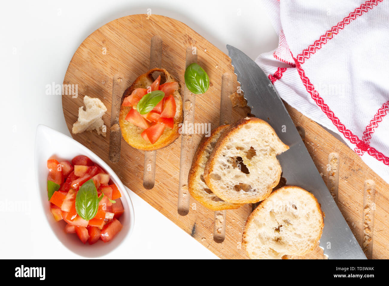 Cibo sano concetto in casa Organica Vegana Pomodori Bruschetta con baguette arrosto con spazio di copia Foto Stock