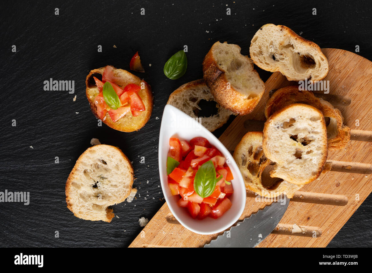 Cibo sano concetto in casa Organica Vegana Pomodori Bruschetta con baguette arrosto con spazio di copia Foto Stock