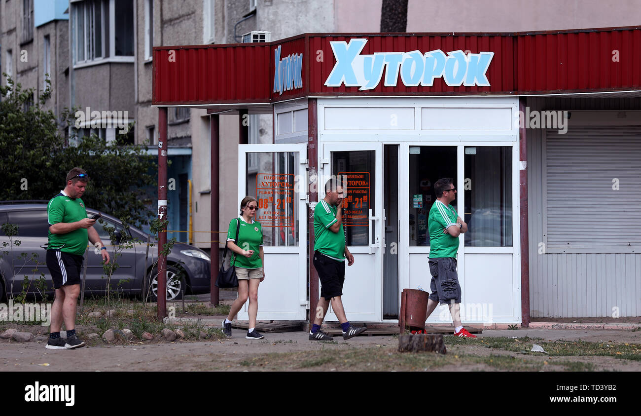 Irlanda del Nord i fan in Barysaw davanti a UEFA EURO 2020 qualifica, gruppo C corrispondono a Borisov Arena. Foto Stock