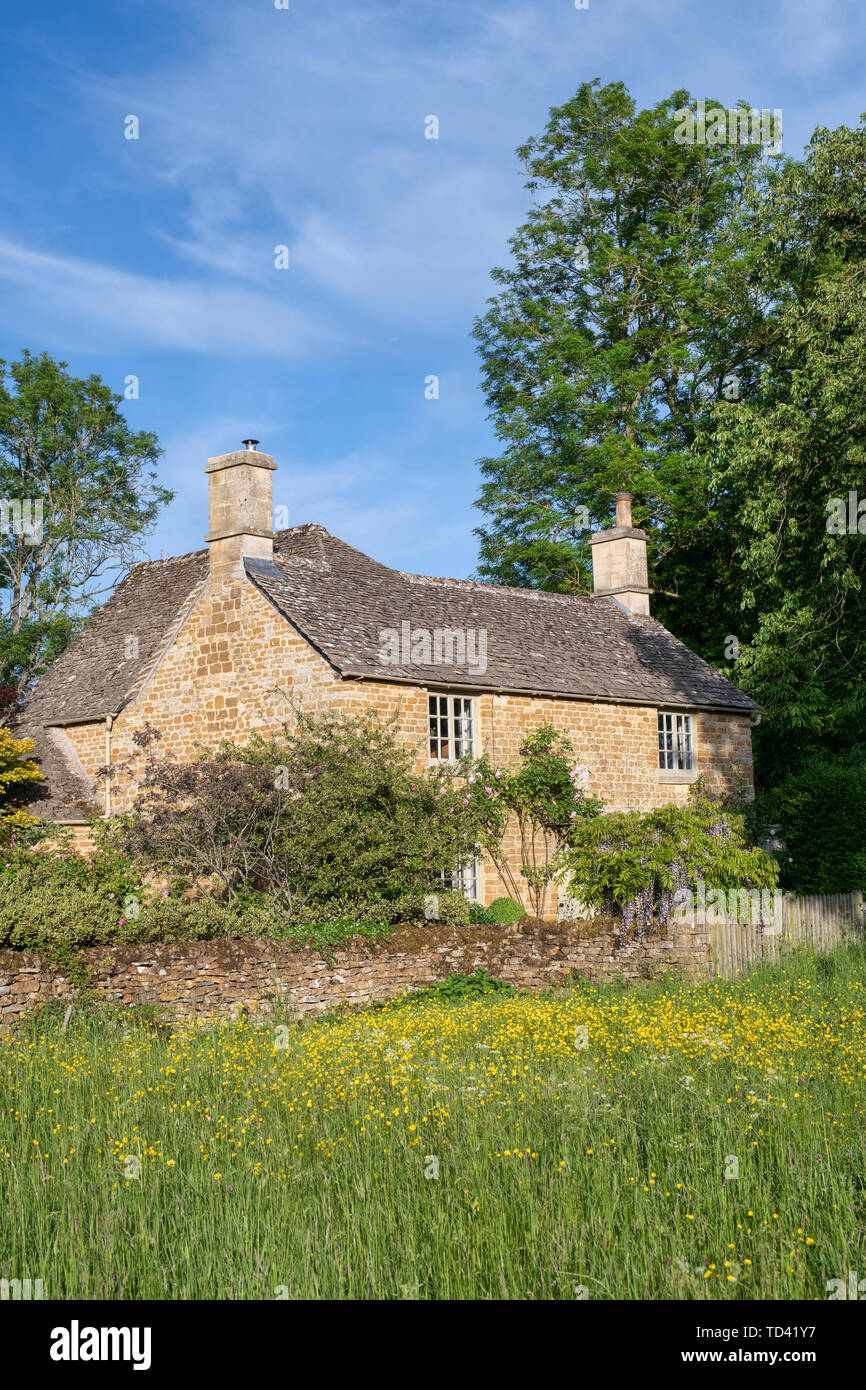 Cotswold cottage in pietra. Wyck Rissington, Cotswolds, Gloucestershire, Inghilterra Foto Stock