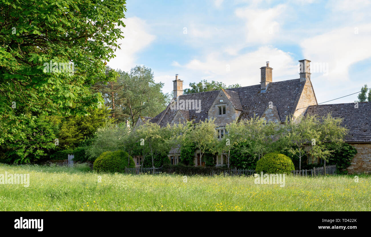 Cotswold cottage in pietra. Wyck Rissington, Cotswolds, Gloucestershire, Inghilterra Foto Stock