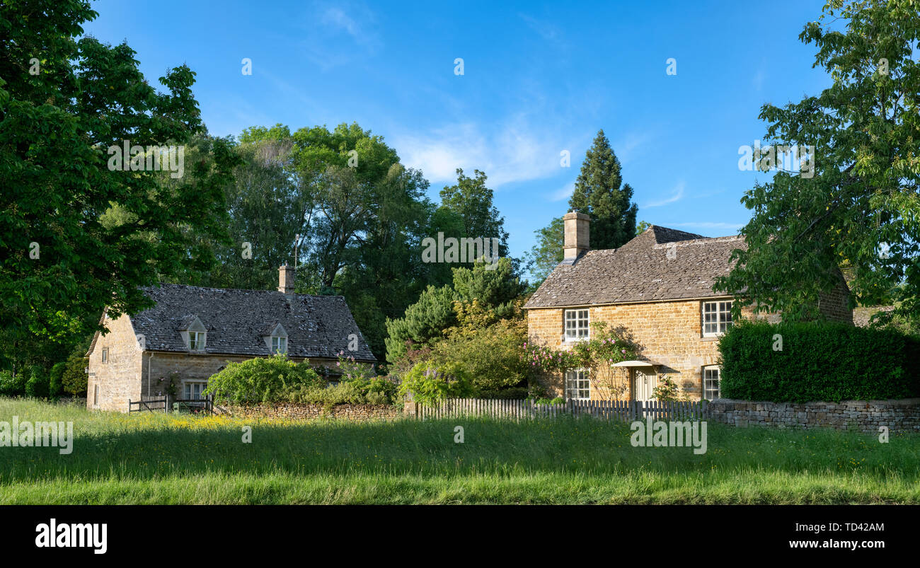 Cotswold cottage in pietra. Wyck Rissington, Cotswolds, Gloucestershire, Inghilterra. Vista panoramica Foto Stock