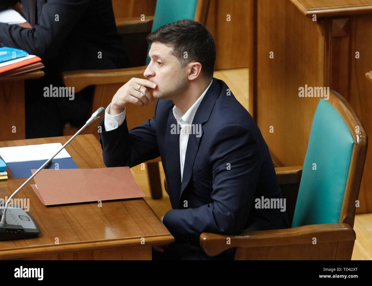 Il presidente ucraino Volodymyr Zelensky assiste una sessione della Corte Costituzionale recensione a Kiev. Il presidente ucraino Volodymyr Zelensky visitato una sessione della Corte Costituzionale che rivedere la costituzionalità del suo decreto circa la dissoluzione del parlamento ucraino. Il presidente ucraino Volodymyr Zelenskiy ha firmato un decreto sulla cessazione anticipata dei poteri del Parlamento ucraino e la nomina di straordinaria elezioni parlamentari il 21 luglio 2019. Foto Stock