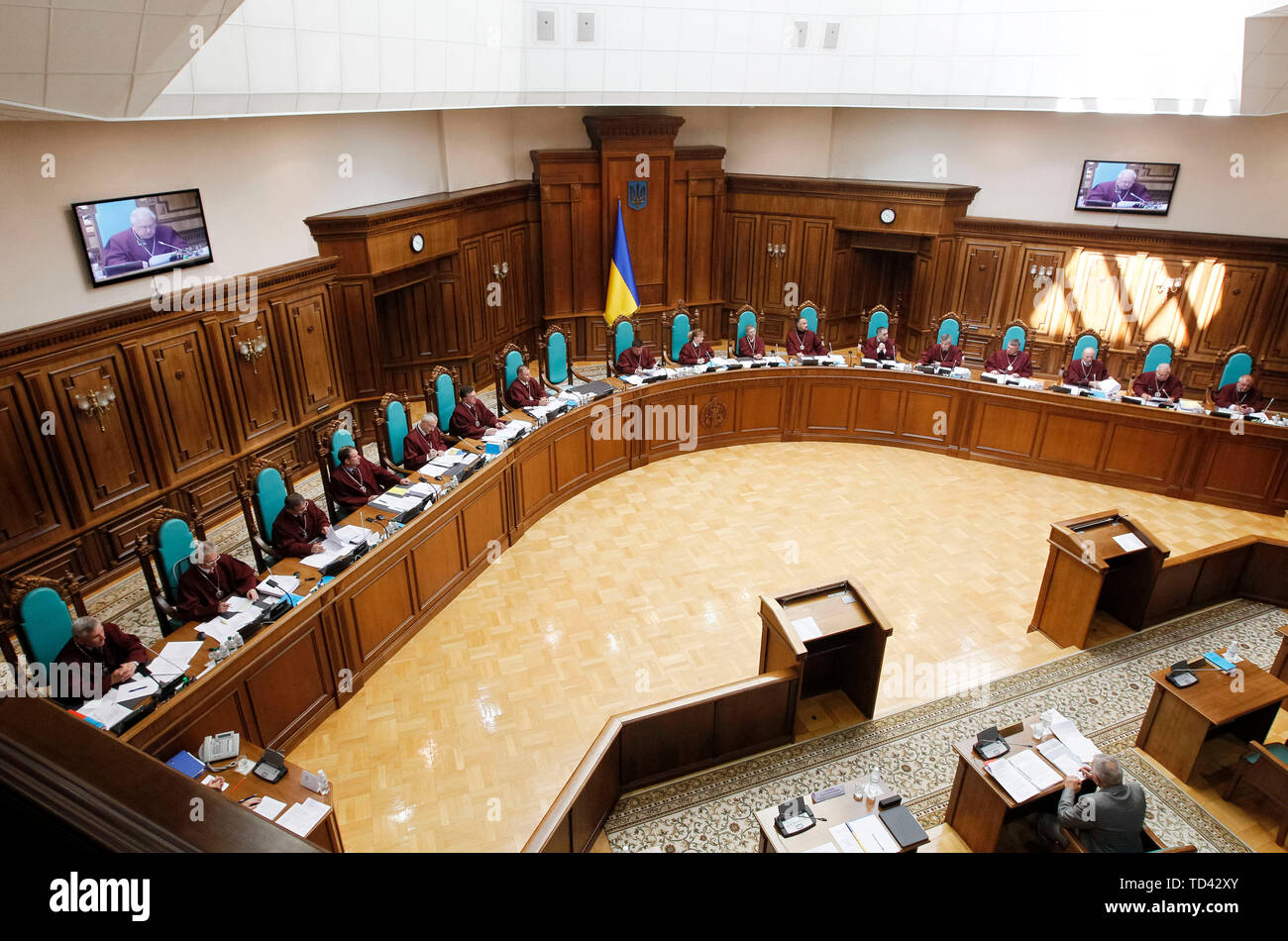 I giudici partecipare ad una sessione della Corte Costituzionale recensione a Kiev. Il presidente ucraino Volodymyr Zelensky visitato una sessione della Corte Costituzionale che rivedere la costituzionalità del suo decreto circa la dissoluzione del parlamento ucraino. Il presidente ucraino Volodymyr Zelenskiy ha firmato un decreto sulla cessazione anticipata dei poteri del Parlamento ucraino e la nomina di straordinaria elezioni parlamentari il 21 luglio 2019. Foto Stock