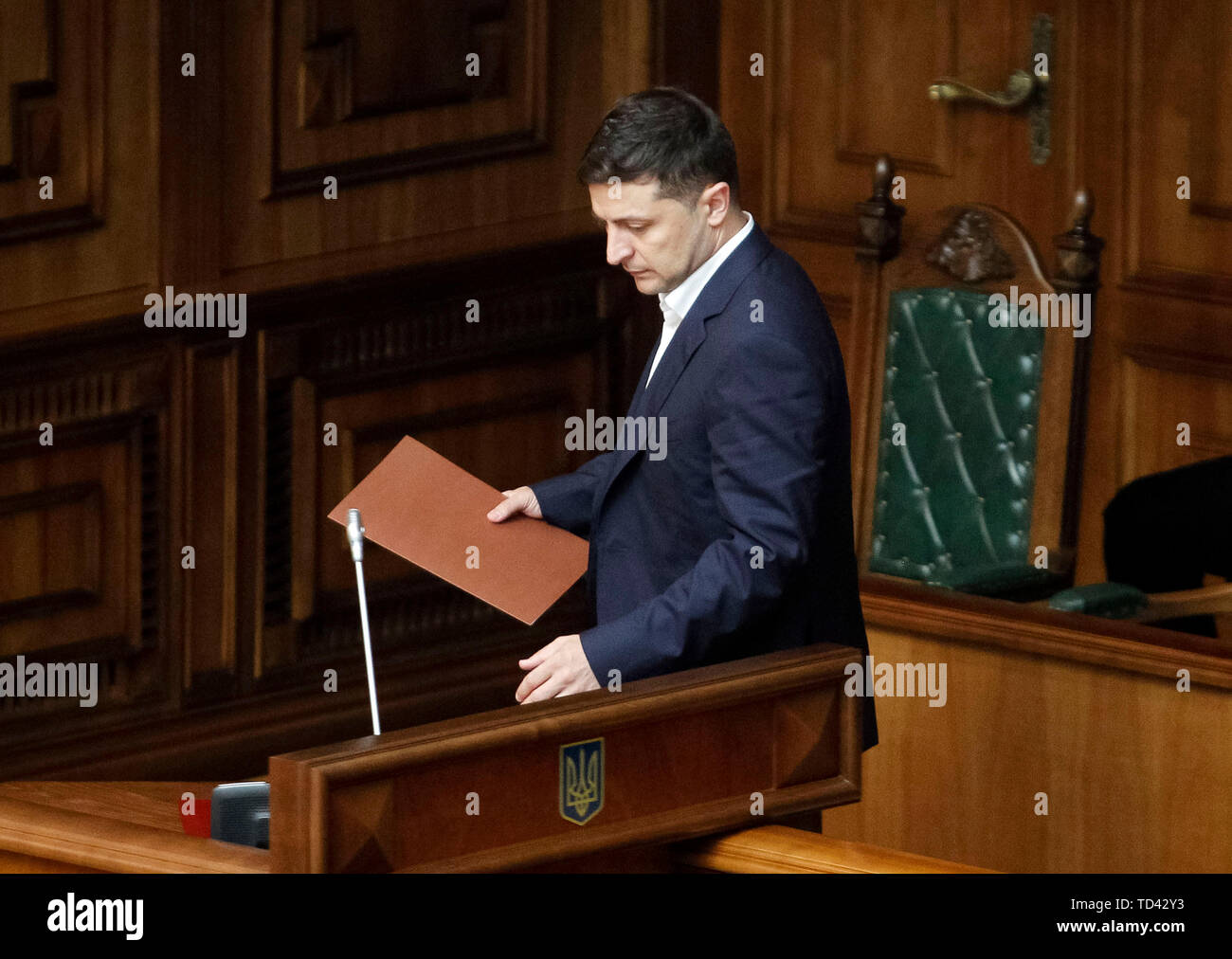 Il presidente ucraino Volodymyr Zelensky assiste una sessione della Corte Costituzionale recensione a Kiev. Il presidente ucraino Volodymyr Zelensky visitato una sessione della Corte Costituzionale che rivedere la costituzionalità del suo decreto circa la dissoluzione del parlamento ucraino. Il presidente ucraino Volodymyr Zelenskiy ha firmato un decreto sulla cessazione anticipata dei poteri del Parlamento ucraino e la nomina di straordinaria elezioni parlamentari il 21 luglio 2019. Foto Stock