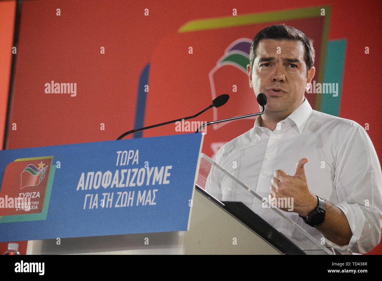 Primo Ministro greco, Alexis Tsipras, parla mentre facendo un gesto durante la presentazione di un programma politico di SYRIZA a Atene Concert Hall. Foto Stock