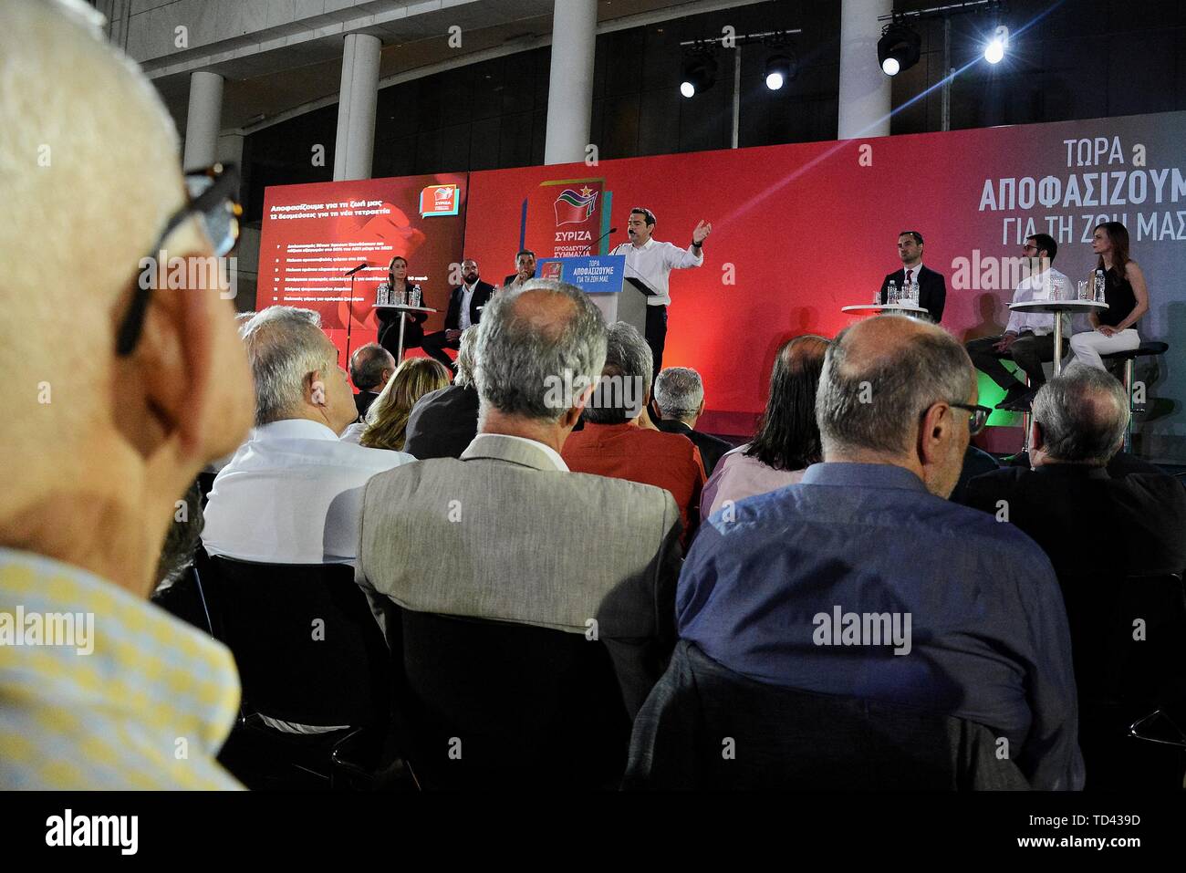 Primo Ministro greco, Alexis Tsipras, parla mentre facendo un gesto durante la presentazione di un programma politico di SYRIZA a Atene Concert Hall. Foto Stock