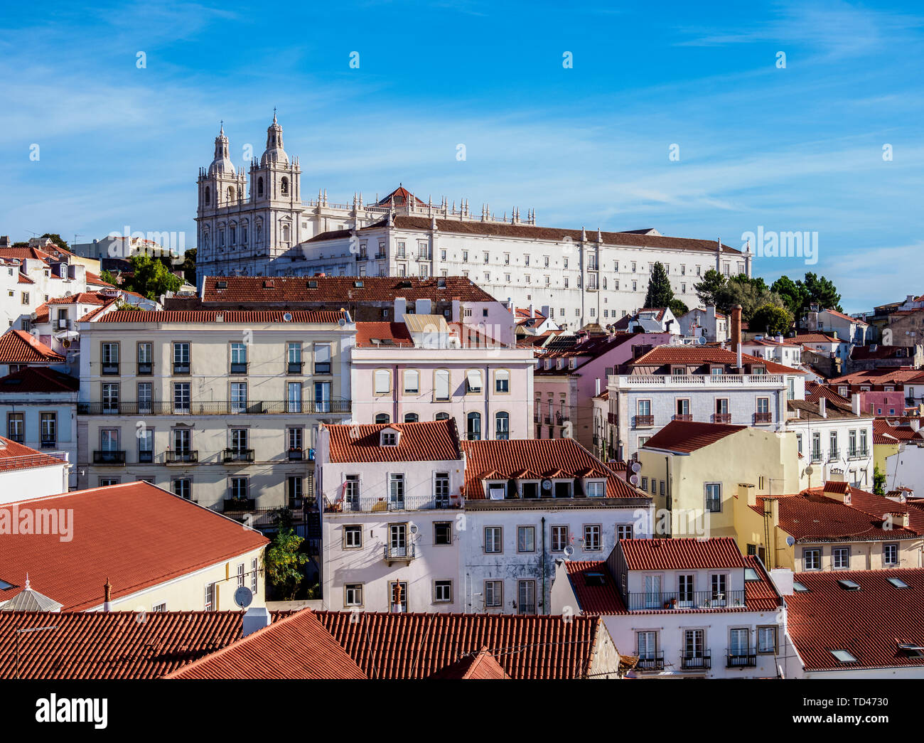 Vista verso il Monastero di São Vicente de Fora, Miradouro das Portas do Sol, Alfama, Lisbona, Portogallo, Europa Foto Stock