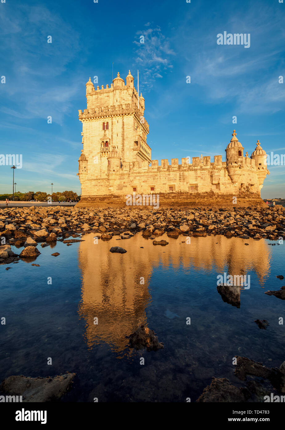 La Torre di Belem al tramonto, Sito Patrimonio Mondiale dell'UNESCO, Lisbona, Portogallo, Europa Foto Stock