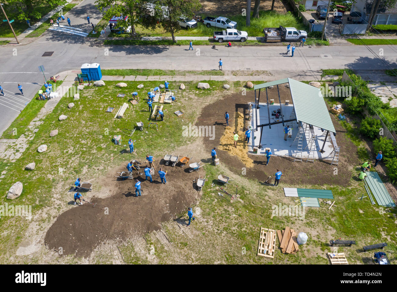 Detroit, Michigan - Volontari da Cooper standard aiutano a costruire un nuovo parco della città nel quartiere di Morningside. Il parco è in fase di costruzione in cui circa un Foto Stock