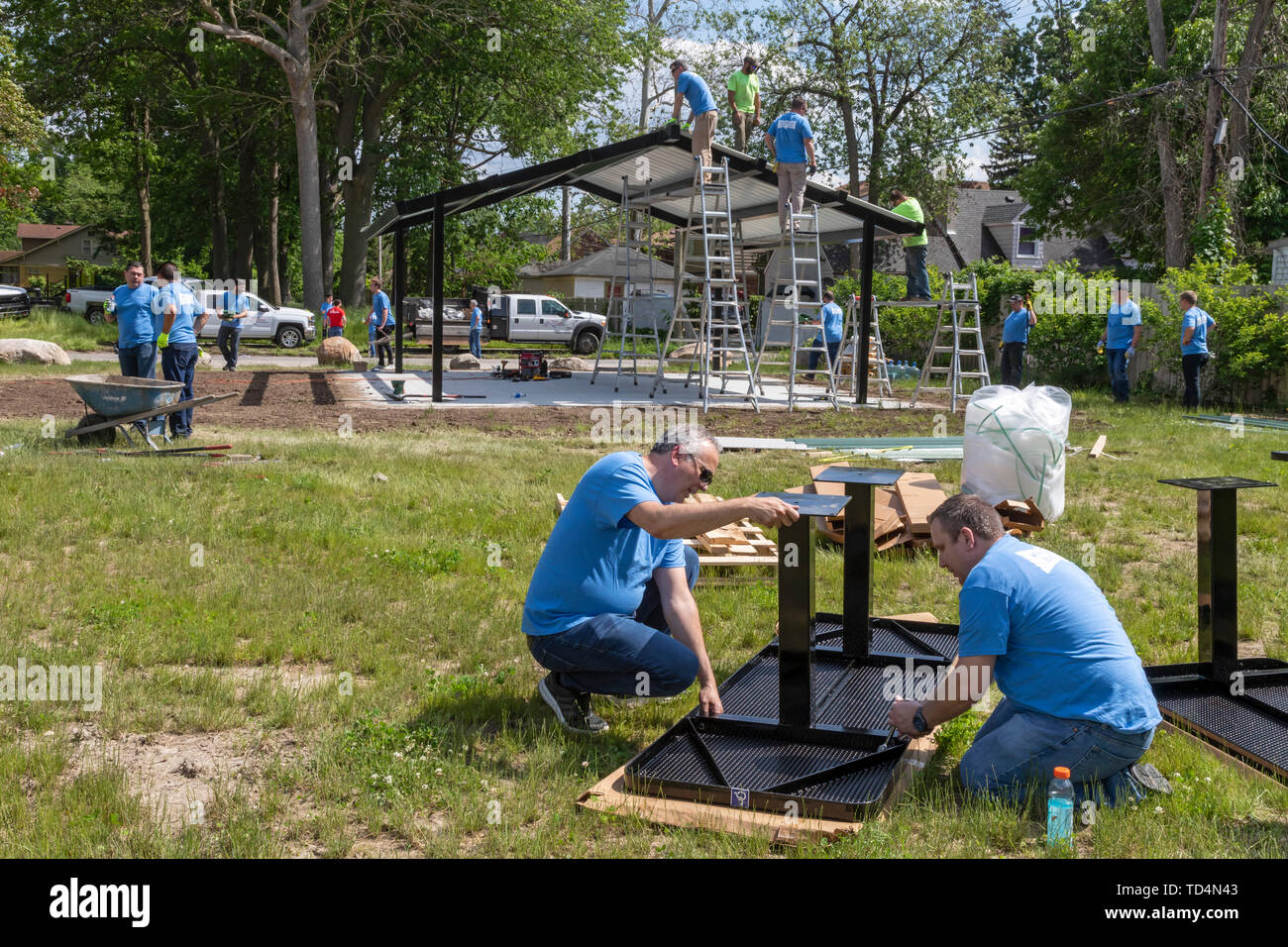 Detroit, Michigan - Volontari da Cooper standard aiutano a costruire un nuovo parco della città nel quartiere di Morningside. Il parco è in fase di costruzione in cui circa un Foto Stock