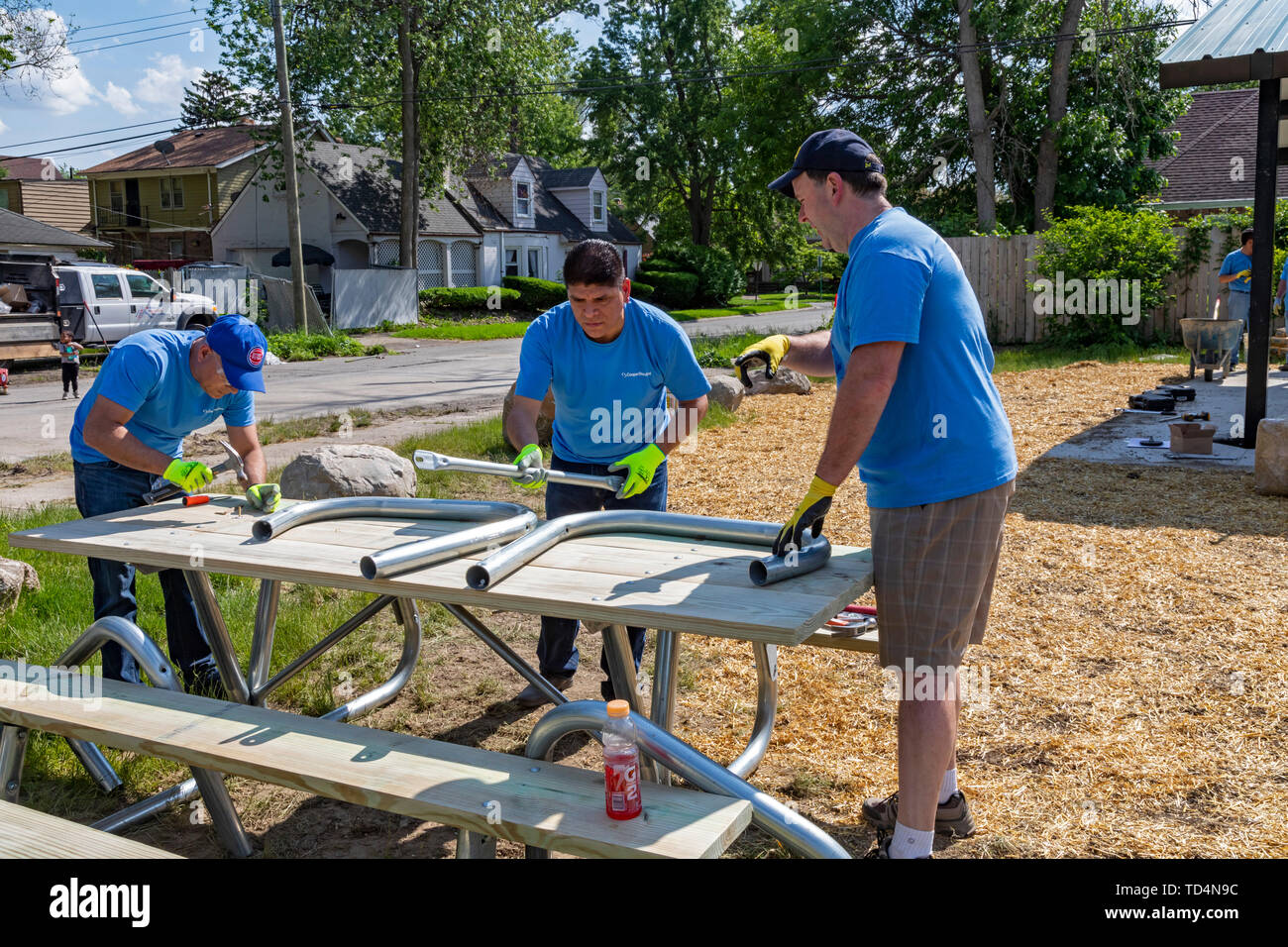 Detroit, Michigan - Volontari da Cooper standard aiutano a costruire un nuovo parco della città nel quartiere di Morningside. Il parco è in fase di costruzione in cui circa un Foto Stock