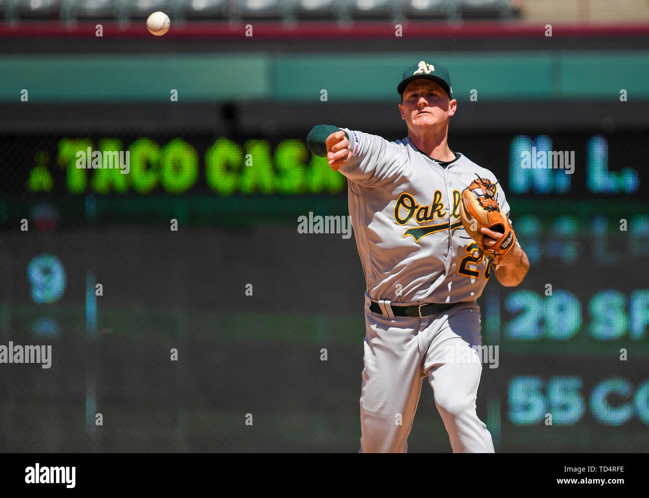Giugno 08, 2019: Oakland atletica terzo baseman Matt Chapman #26 compie un tiro di prima base un pomeriggio MLB gioco tra la Oakland atletica e Texas Rangers a Globe Life Park in Arlington, Texas TX sconfitto Oakland 10-5 Albert Pena/CSM Foto Stock