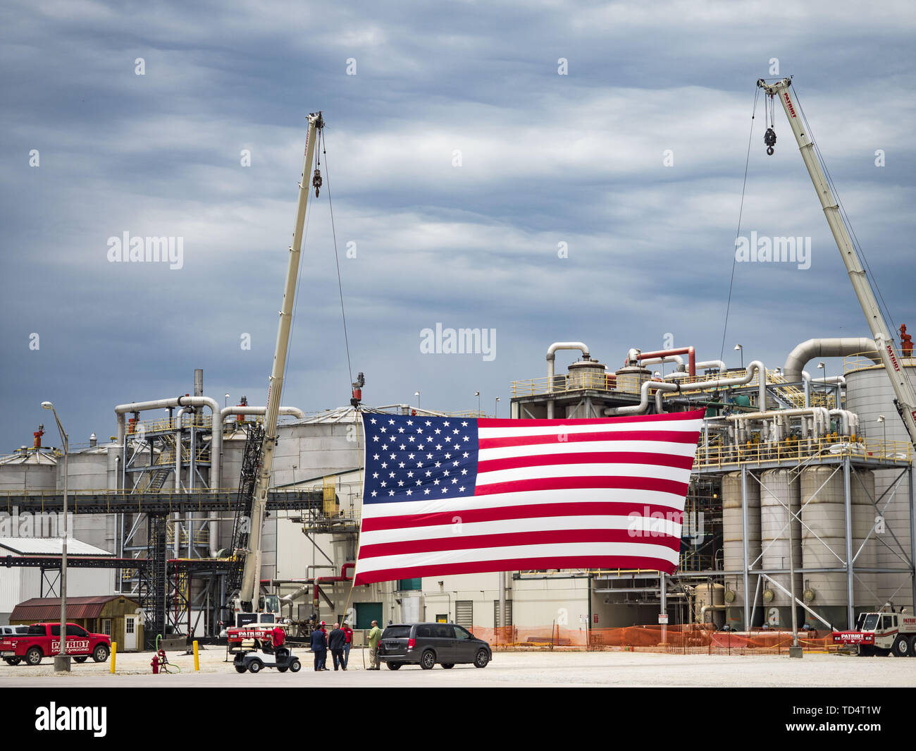 Council Bluffs, Iowa, USA. 11 Giugno, 2019. Un gigante di bandiera americana a sud-ovest di Iowa Energia rinnovabile martedì. Presidente Trump visitato Southwest Iowa energia rinnovabile in Council Bluffs martedì di annunciare che la sua amministrazione era rilassante norme sulla E15, etanolo come additivo per la benzina. Iowa è uno dei principali produttori di etanolo negli Stati Uniti e in Iowa gli agricoltori di mais speranza l'amministrazione del cambiamento di E15 regole servirà a stimolare la domanda per il mais. Credit: Jack Kurtz/ZUMA filo/Alamy Live News Foto Stock