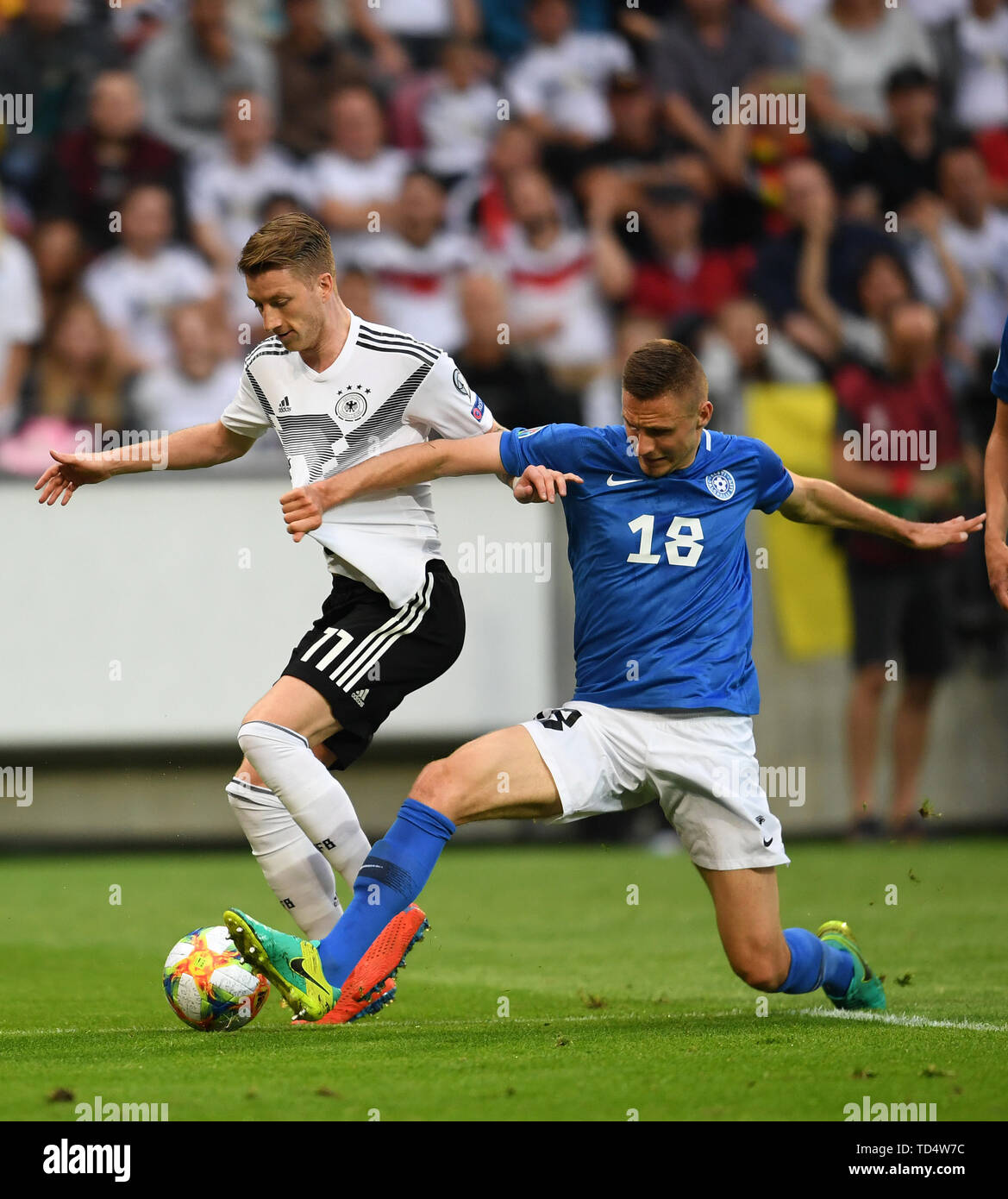 Mainz, Germania. 12 Giugno, 2019. Marco Reus (L) della Repubblica federale di Germania il sistema VIES con Karol Mets di Estonia durante UEFA EURO 2020 gruppo C qualifica partita di calcio tra la Germania e l'Estonia a Mainz, Germania, il 11 giugno 2019. La Germania ha vinto 8-0. Credito: Lu Yang/Xinhua/Alamy Live News Foto Stock