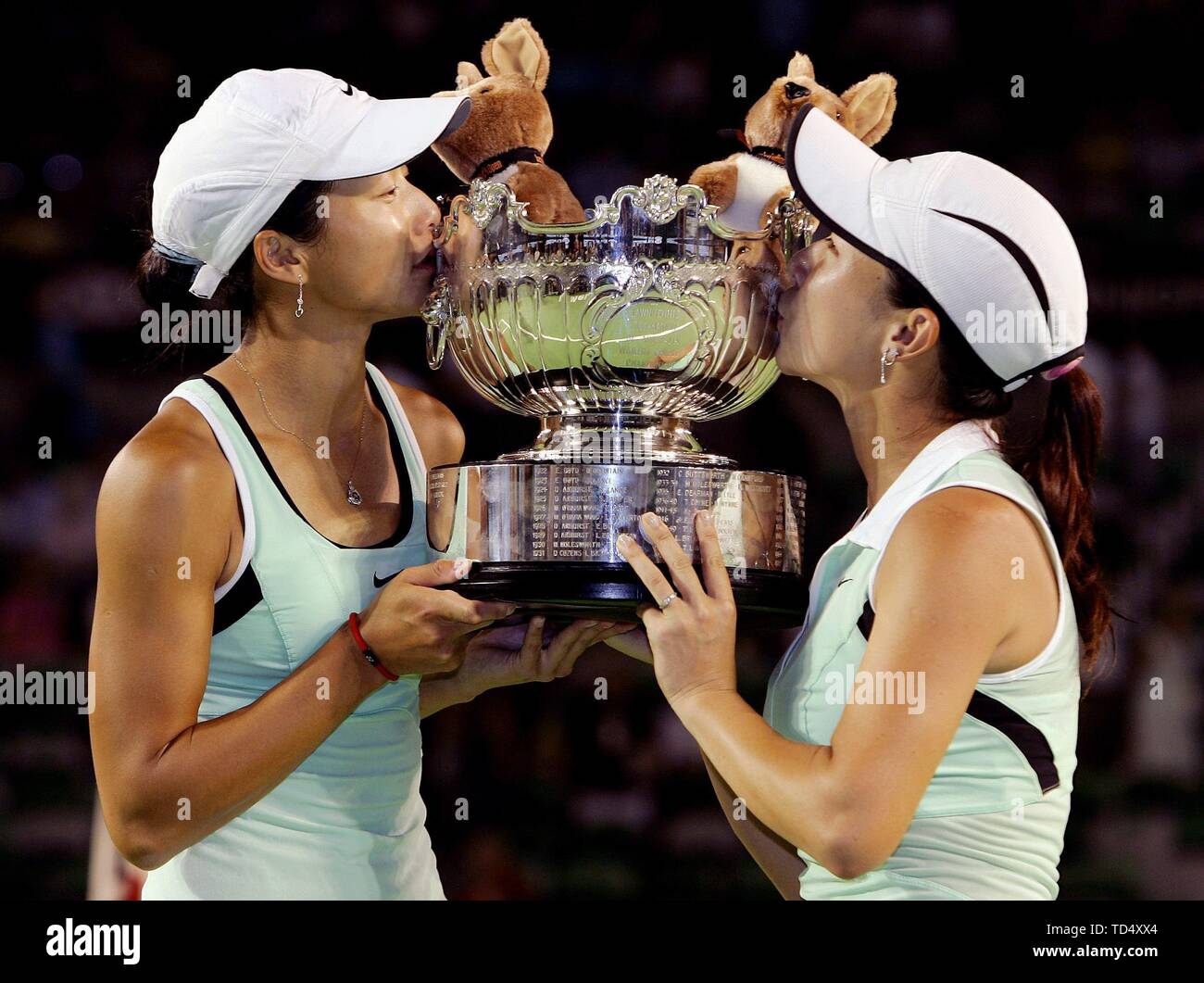 Pechino, Cina. 12 Giugno, 2019. Zheng Jie (R) e Zi Yan kiss il trofeo del doppio  femminile campione presso l'Australian Open di tennis nel torneo di  Melbourne a gennaio 27, 2006. Quest
