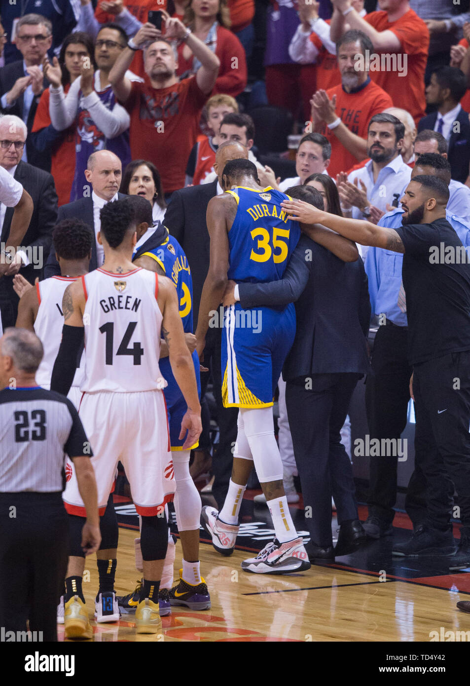 Pechino, Cina. Decimo Giugno, 2019. Golden State Warriors avanti Kevin Durant passeggiate fuori del tribunale dopo sostenere un pregiudizio nel gioco 5 dei finali NBA a Toronto, 10 giugno 2019. Credito: Zou Zheng/Xinhua/Alamy Live News Foto Stock