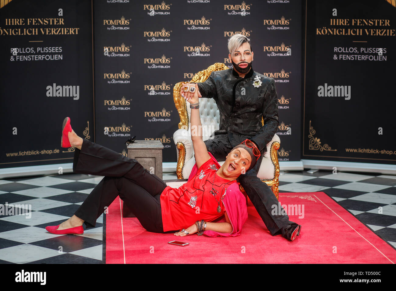 06.06.2019, Berlin: Julian FM Stoeckel (l) e Harald Gloeoeckler presente il nuovo rullo, pieghettata e pellicola di finestra POMPOEOES raccolta presso l'Hotel Adlon. | Utilizzo di tutto il mondo Foto Stock