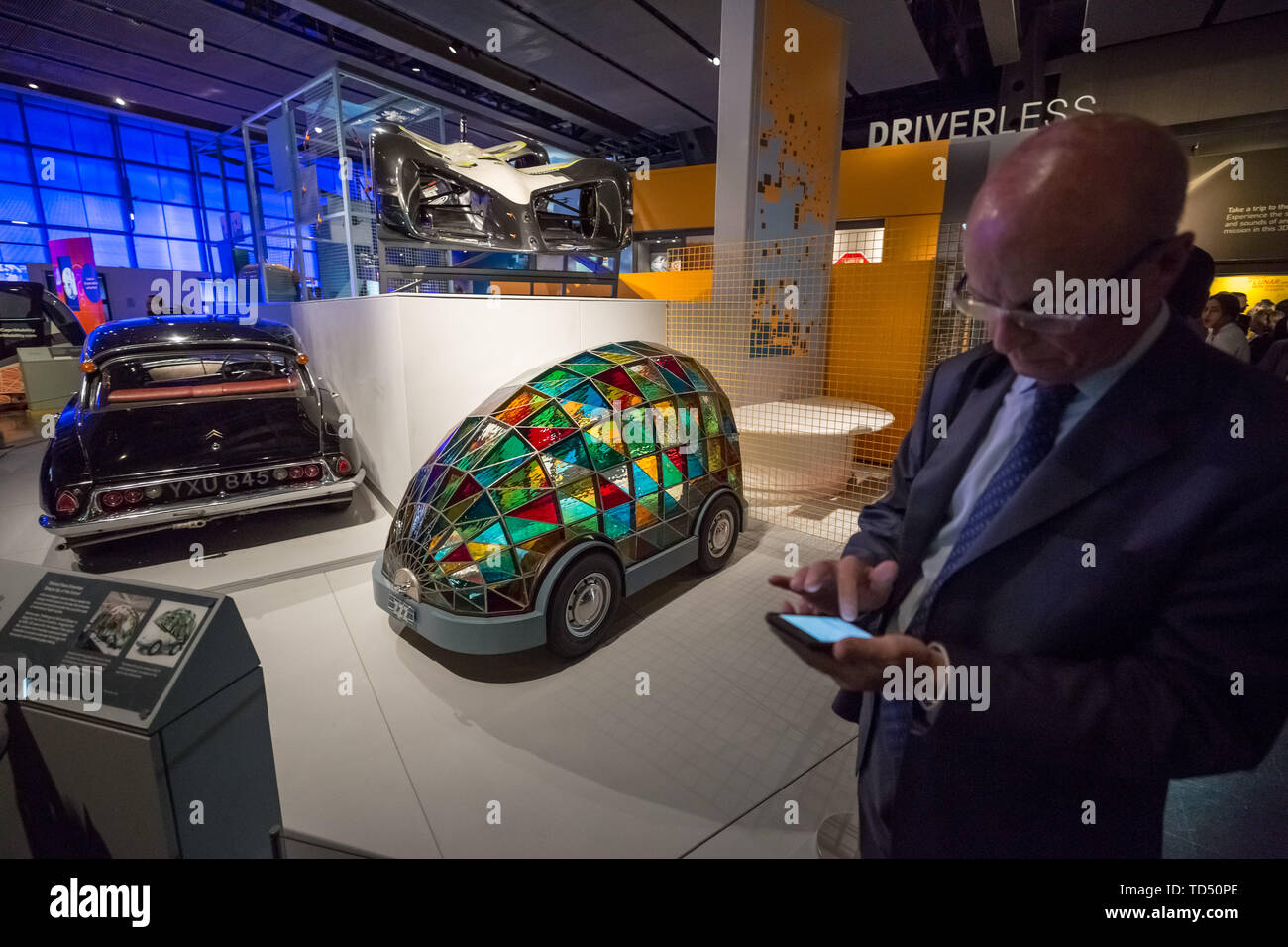 Londra, Regno Unito. Il 12 giugno 2019. Tecnologia Driverless 'Chi è in controllo?" mostra è lanciato il Museo della Scienza. Nella foto(centro): 'Stained vetro traversina Driverless auto del futuro" disegnati dall'artista Dominic Wilcox. Esplorando la storia di auto-guida di veicoli, la mostra esamina anche quanto controllo siamo disposti a trasferire loro e di come il loro più ampio dispiegamento può modellare le abitudini, il comportamento e la società. Credito: Guy Corbishley/Alamy Live News Foto Stock