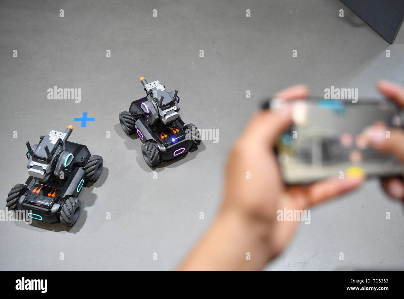 Pechino, Cina. 12 Giugno, 2019. Un membro del personale dimostra robot educative prodotte dai cinesi drone maker DJI in corrispondenza di un evento a Pechino Capitale della Cina, 12 giugno 2019. DJI ha lanciato il suo primo robot educativo RoboMaster S1 in corrispondenza di un evento di mercoledì. Il robot 2 di supporto dei linguaggi di programmazione, dispone di una configurazione dei sensori 31 e 46 i componenti programmabili. Credito: Wang Qingqin/Xinhua/Alamy Live News Foto Stock