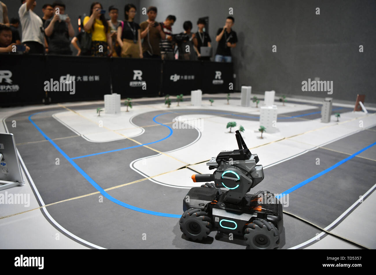 Pechino, Cina. 12 Giugno, 2019. Foto scattata a giugno 12, 2019 mostra un robot educative prodotte dai cinesi drone maker DJI in corrispondenza di un evento a Pechino Capitale della Cina. DJI ha lanciato il suo primo robot educativo RoboMaster S1 in corrispondenza di un evento di mercoledì. Il robot 2 di supporto dei linguaggi di programmazione, dispone di una configurazione dei sensori 31 e 46 i componenti programmabili. Credito: Wang Qingqin/Xinhua/Alamy Live News Foto Stock