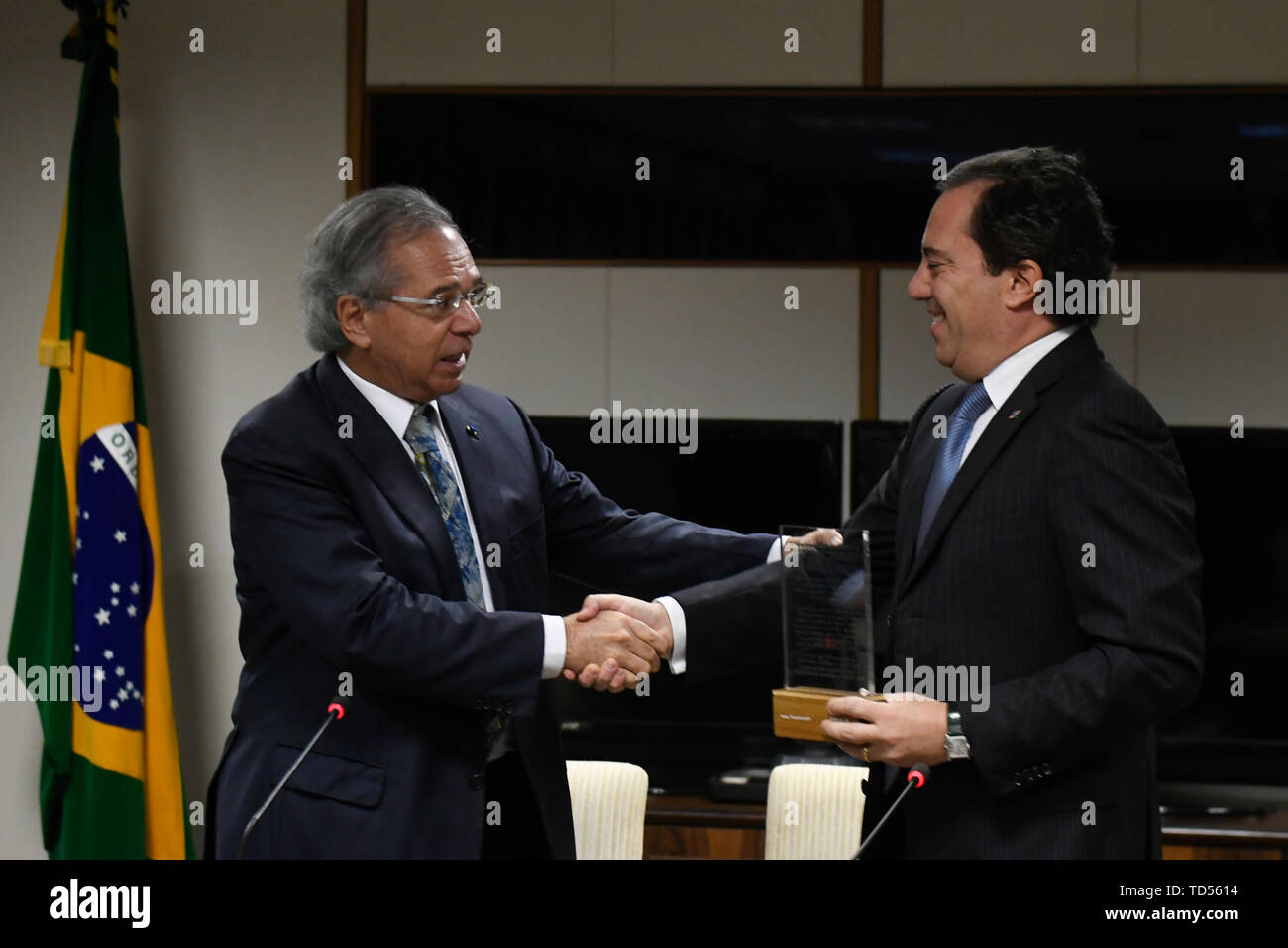 Brasilia, Brasile. 12 Giugno, 2019. Paulo Guedes e Pedro Guimaraes - Paulo Guedes, ministro dell'Economia, accompagnato da Pedro Guimaraes, presidente di Caixa, durante una conferenza stampa tenutasi questo Mercoledì, Giugno 12, in cui egli annuncia il ritorno di R $ 3 miliardi di euro per il tesoro nazionale. Il ritorno è effettuata dalla Caixa, parte del totale di un debito di R $ 43 miliardi. Foto: Mateus Bonomi/AGIF Credito: AGIF/Alamy Live News Foto Stock