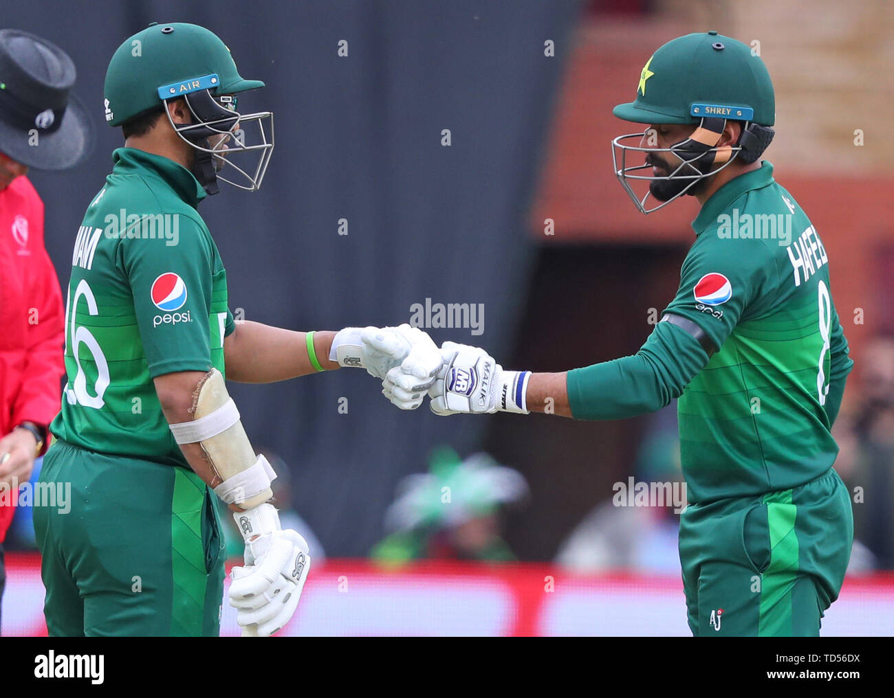 Taunton, Regno Unito. 12 Giugno, 2019. L Imam-ul-Haq e Mohammad Hafeez del Pakistan bump pugni durante l'Australia v Pakistan, ICC Cricket World Cup Match. Al County Ground, Taunton. Credito: Lo sport europeo Agenzia fotografica/Alamy Live News Foto Stock