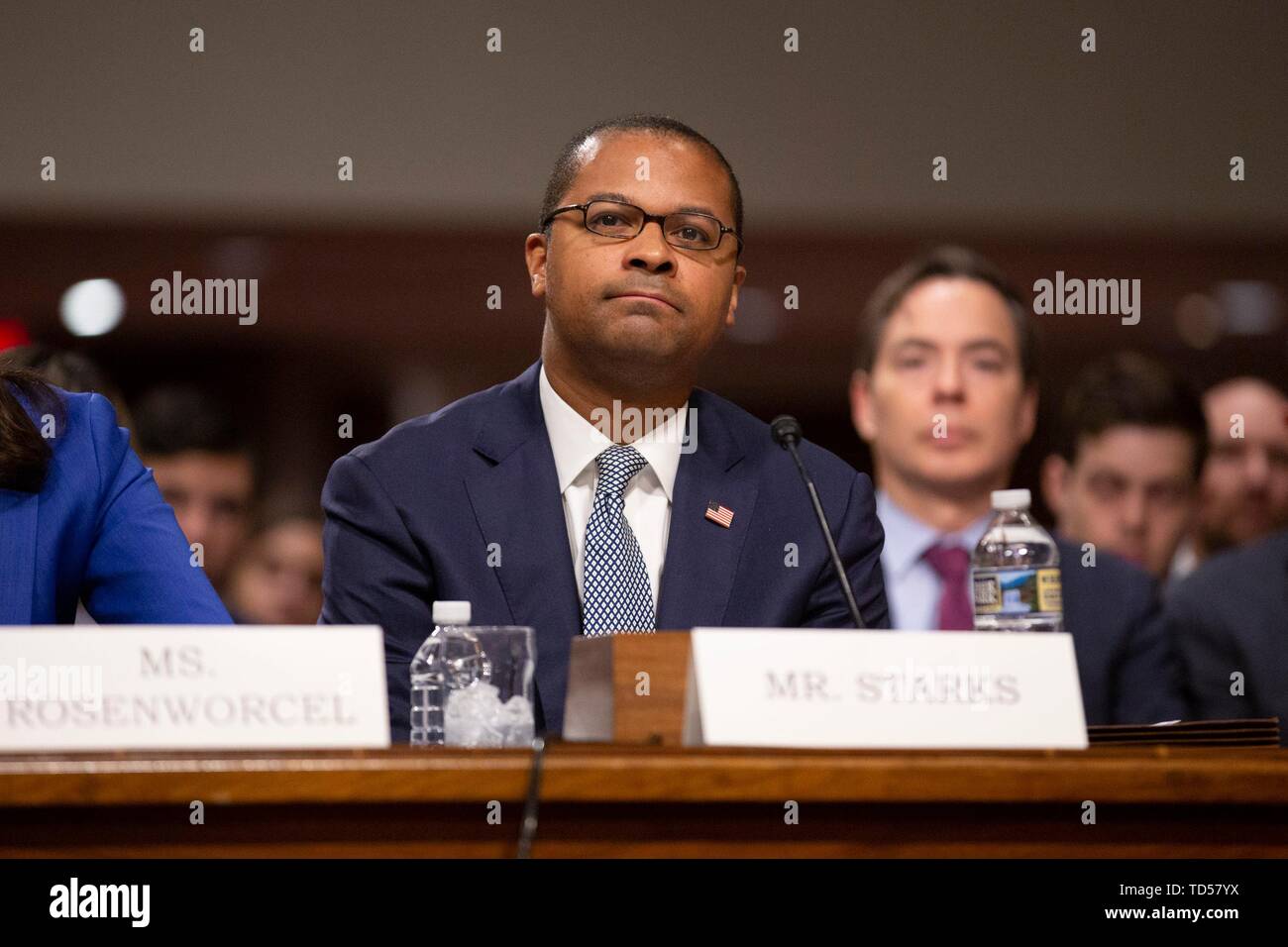 Washington DC, Stati Uniti d'America. 12 Giugno, 2019. Il presidente della Commissione federale delle comunicazioni Ajit Pai, Commissari della Commissione federale delle comunicazioni Michael O'Reilly, Brendan Carr, Jessica Rosenworcel, e Geoffrey Starks testimoniare davanti alla commissione del Senato il commercio, la scienza, e trasporto al Campidoglio di Washington il 12 giugno 2019. Credito: Stefani Reynolds/CNP | Utilizzo di credito in tutto il mondo: dpa/Alamy Live News Foto Stock