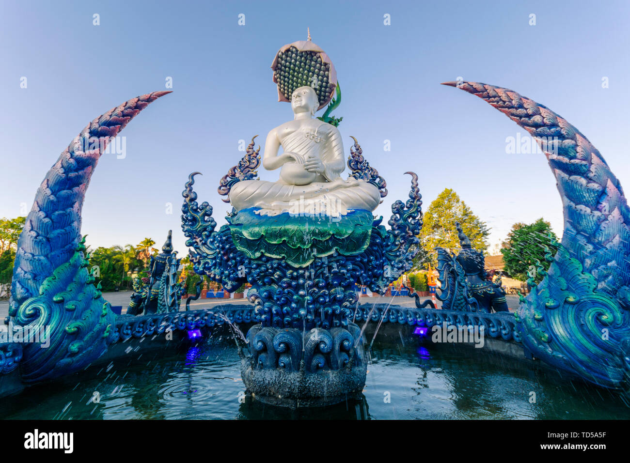 Fontana al di fuori di Wat Rong Suea dieci (Tempio Azzurro) in Chiang Rai, Thailandia, Sud-est asiatico, in Asia Foto Stock