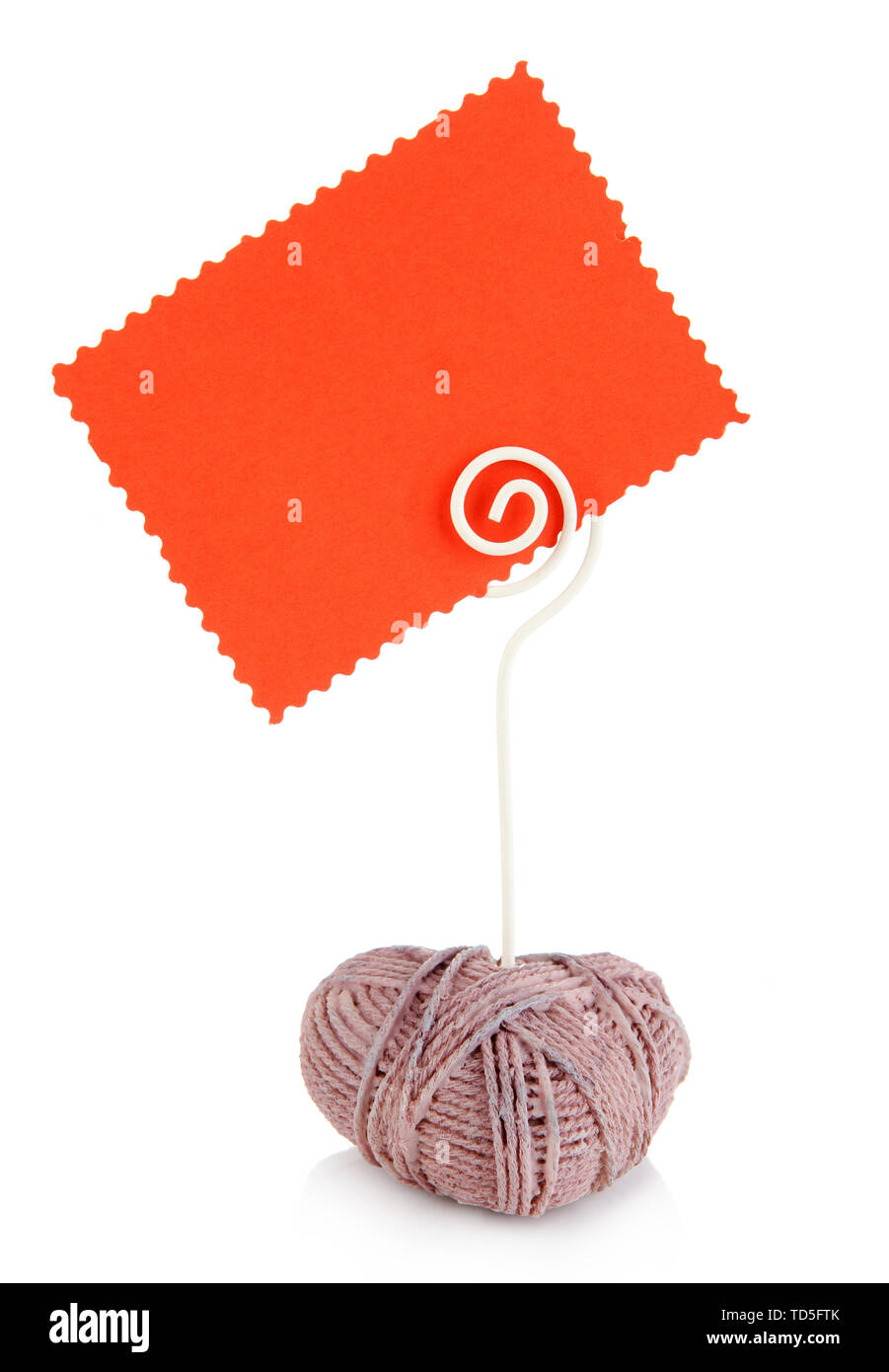 Bella titolare in forma di cuore con memo isolato su bianco Foto Stock