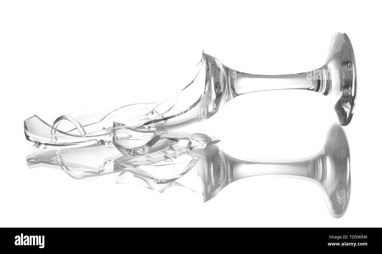 Rotto il vetro champagne isolato su bianco Foto Stock