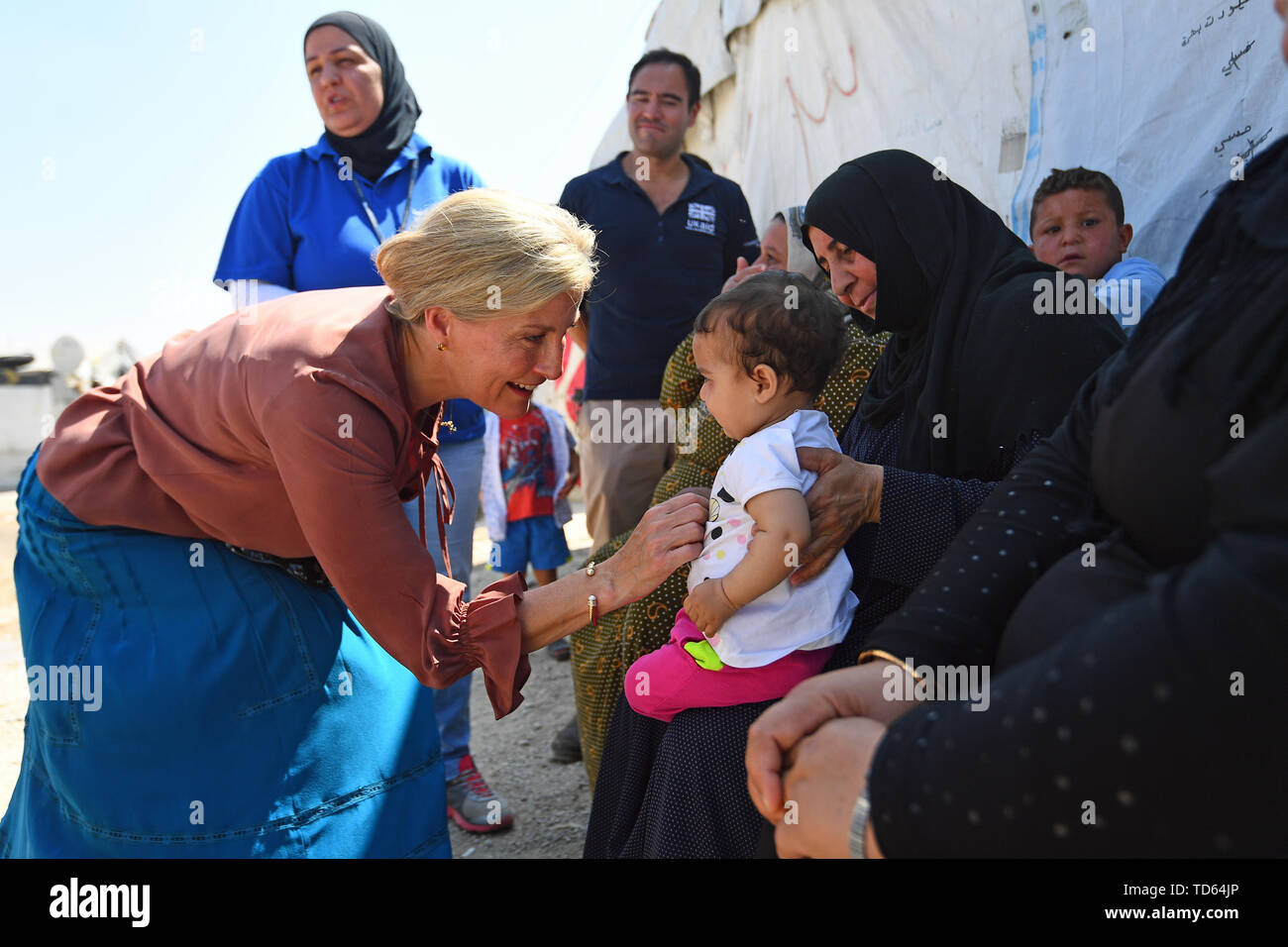 La Contessa di Wessex incontra una donna siriana e bambino, tra i profughi in Libano dal conflitto siriano, in occasione di una visita ad un informale tented insediamento nella valle della Bekaa, Libano, durante il primo ufficiale di Royal visita al paese. Foto Stock